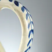 Cafetière ancienne en faïence blanche décorée, Europe XIX Century