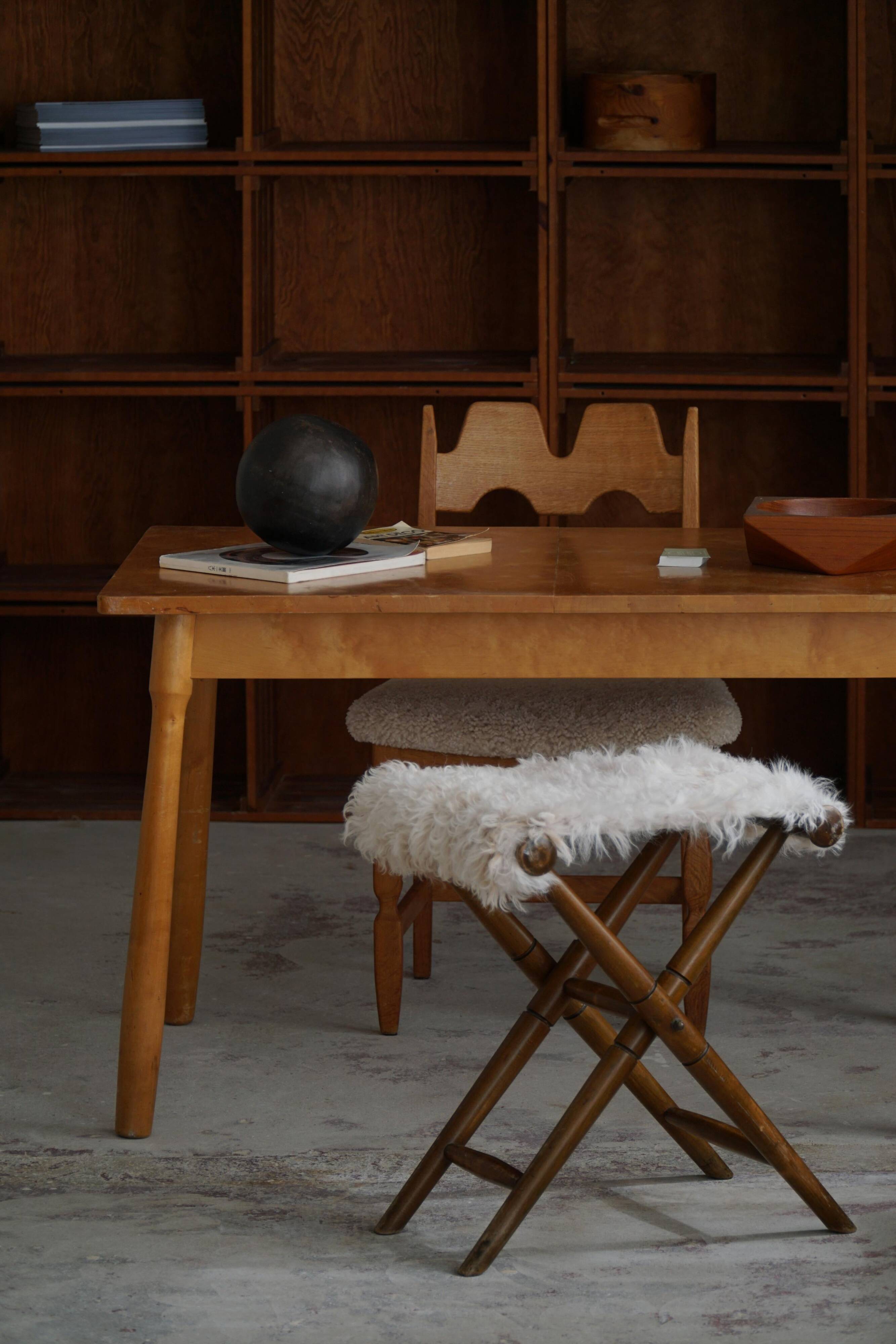 Tabouret pliant, retapissé en peau de mouton à poils longs, style mi-siècle moderne, années 1950