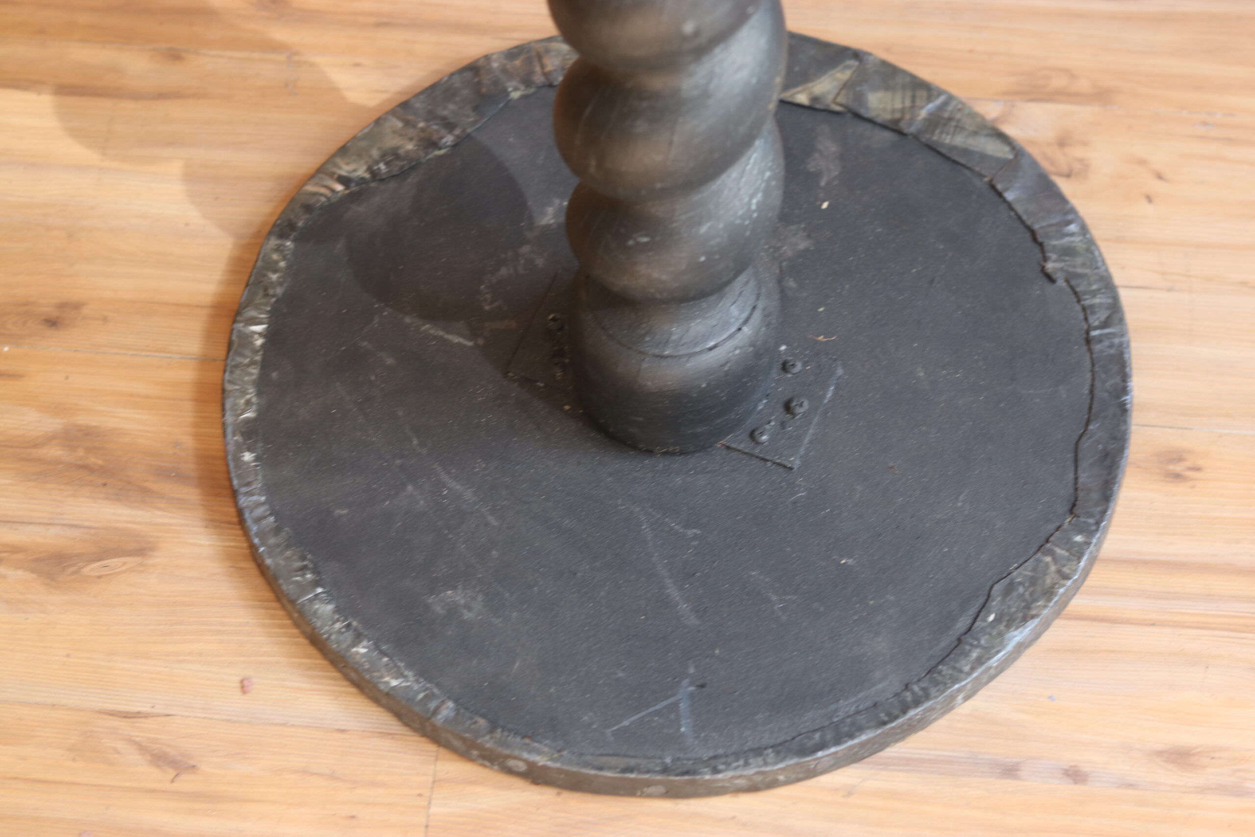 Table d’appoint avec pied torsadé et plateau recouvert d’une feuille de plomb
