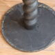 Table d’appoint avec pied torsadé et plateau recouvert d’une feuille de plomb