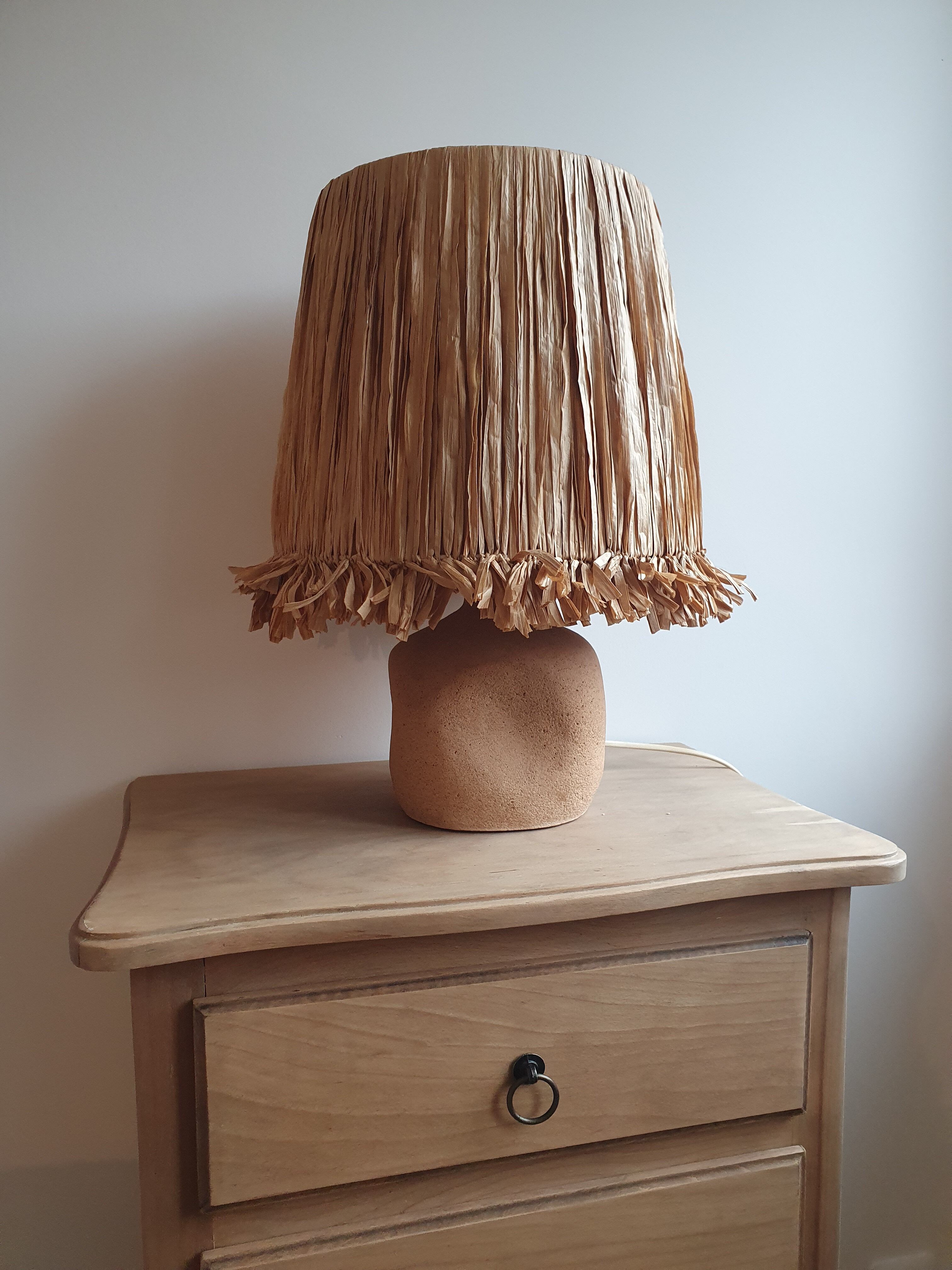 Lampe en pierre et raphia
