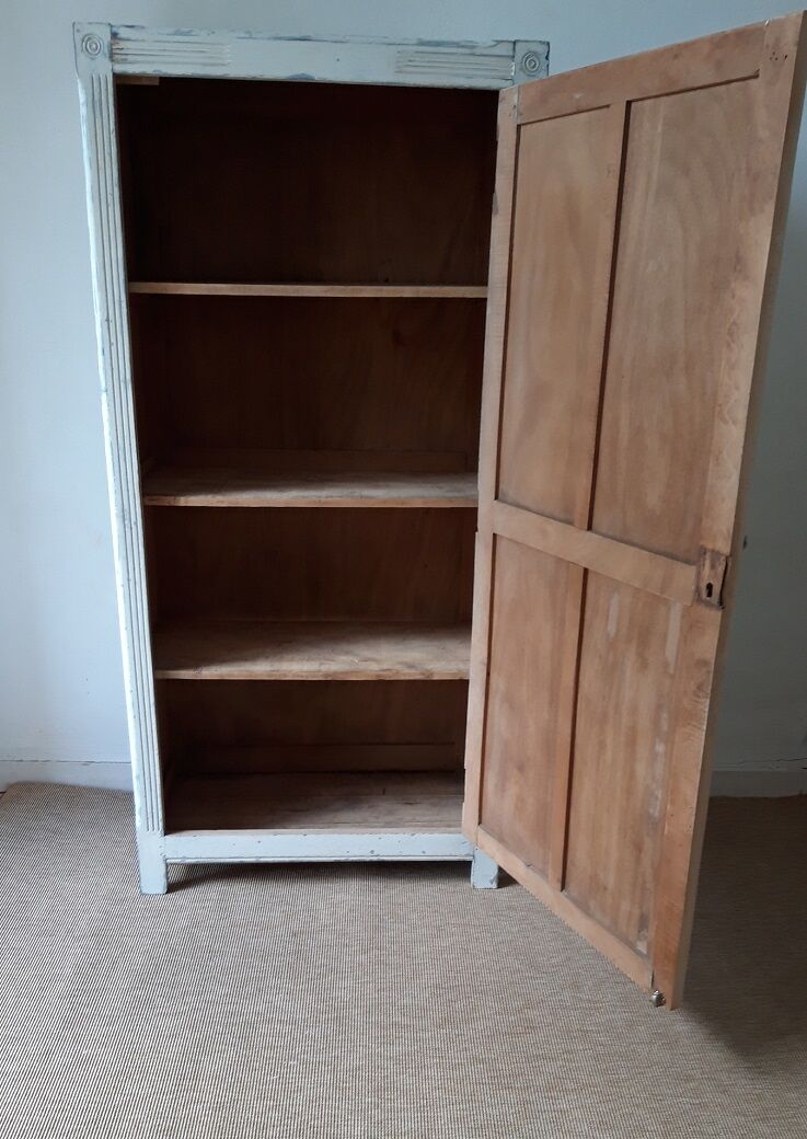 Parisian bonnetière cabinet