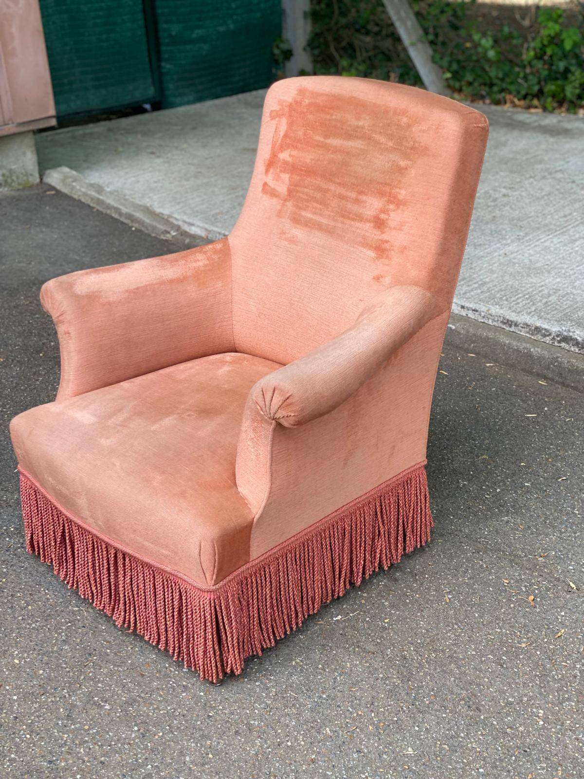 Fauteuil crapaud en velours rose saumon 1950