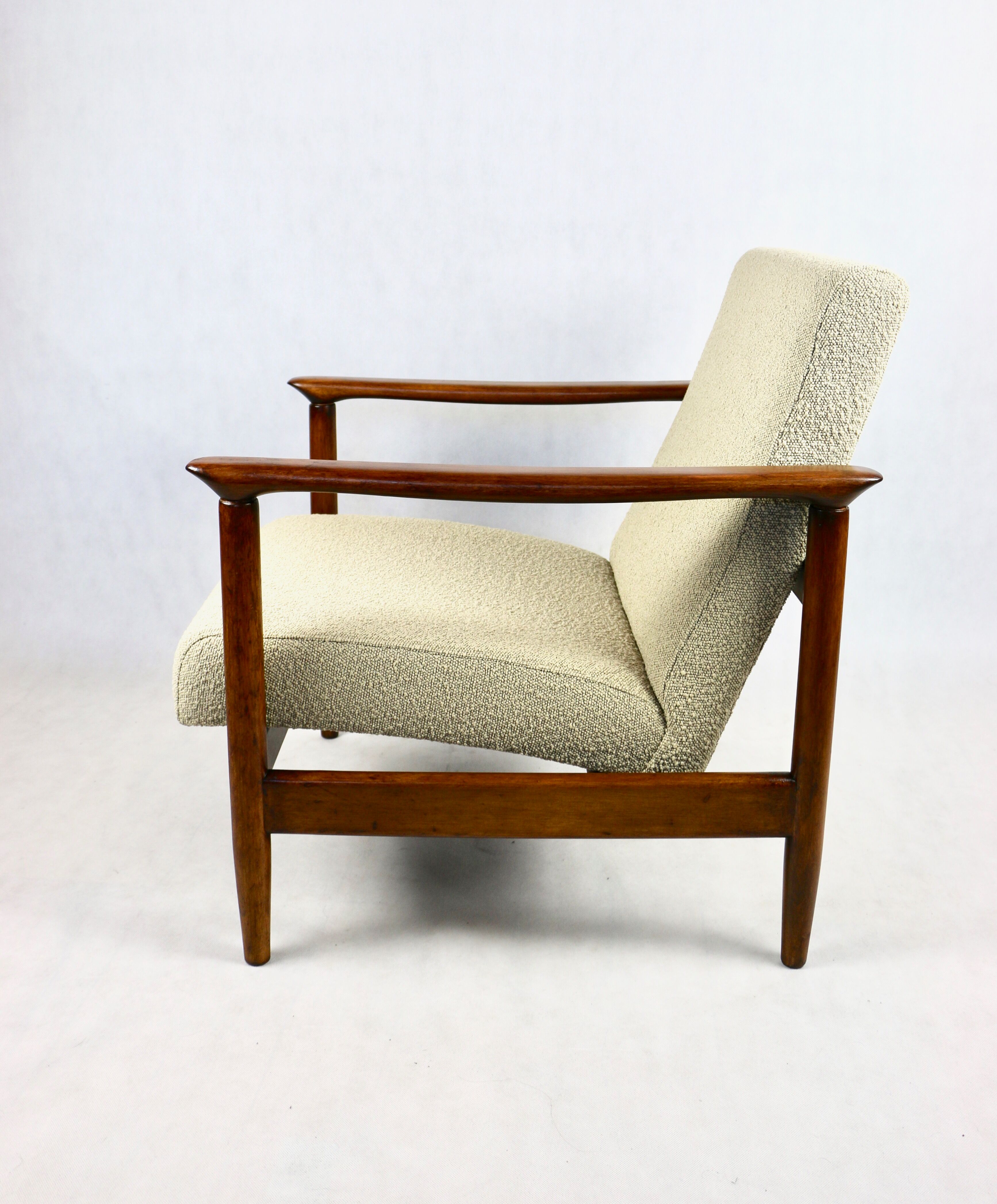 Beige boucle GFM-142 armchair, 1970s
