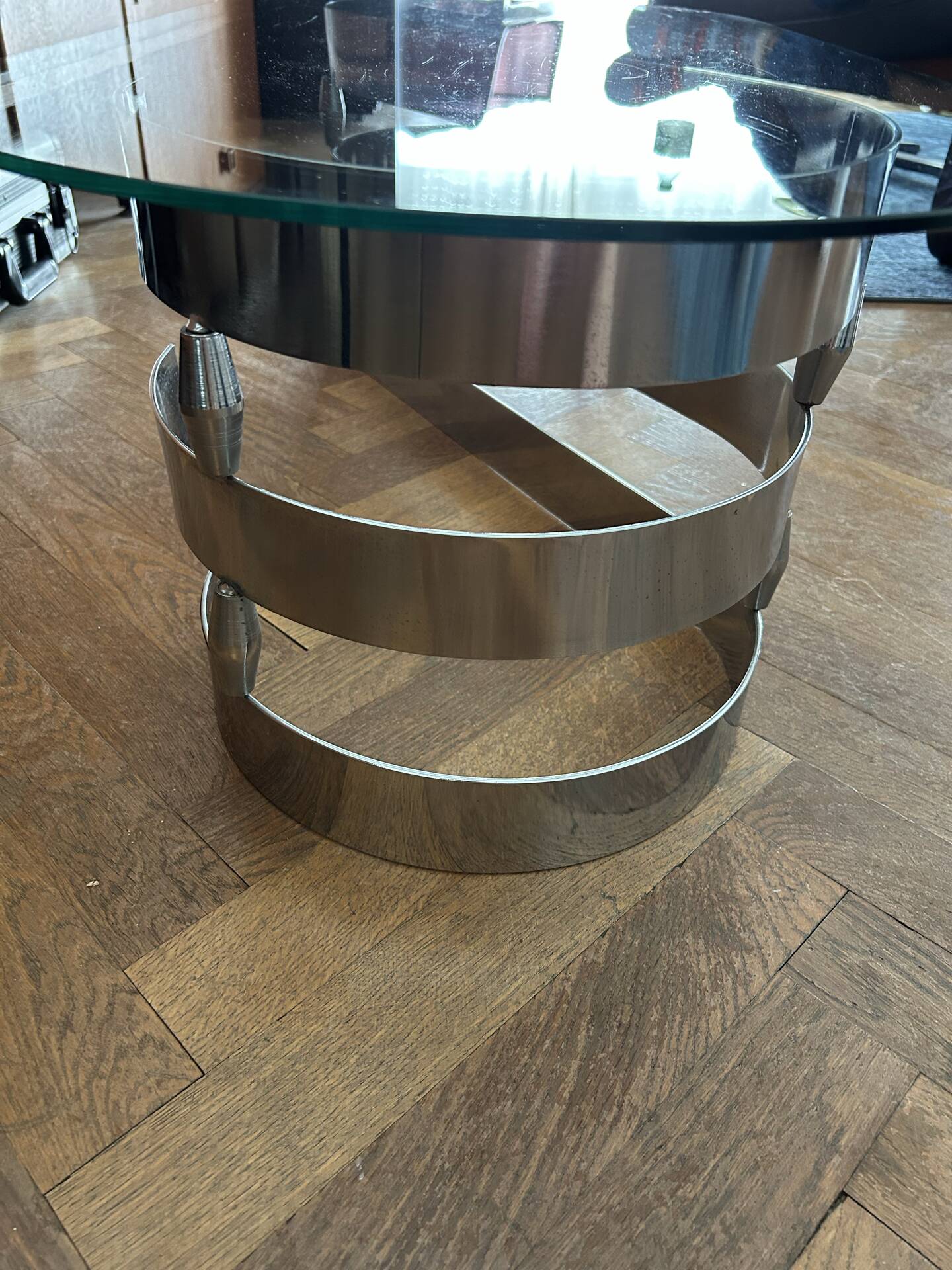 Table basse ovale design années 70 en verre et pieds chromé « S »