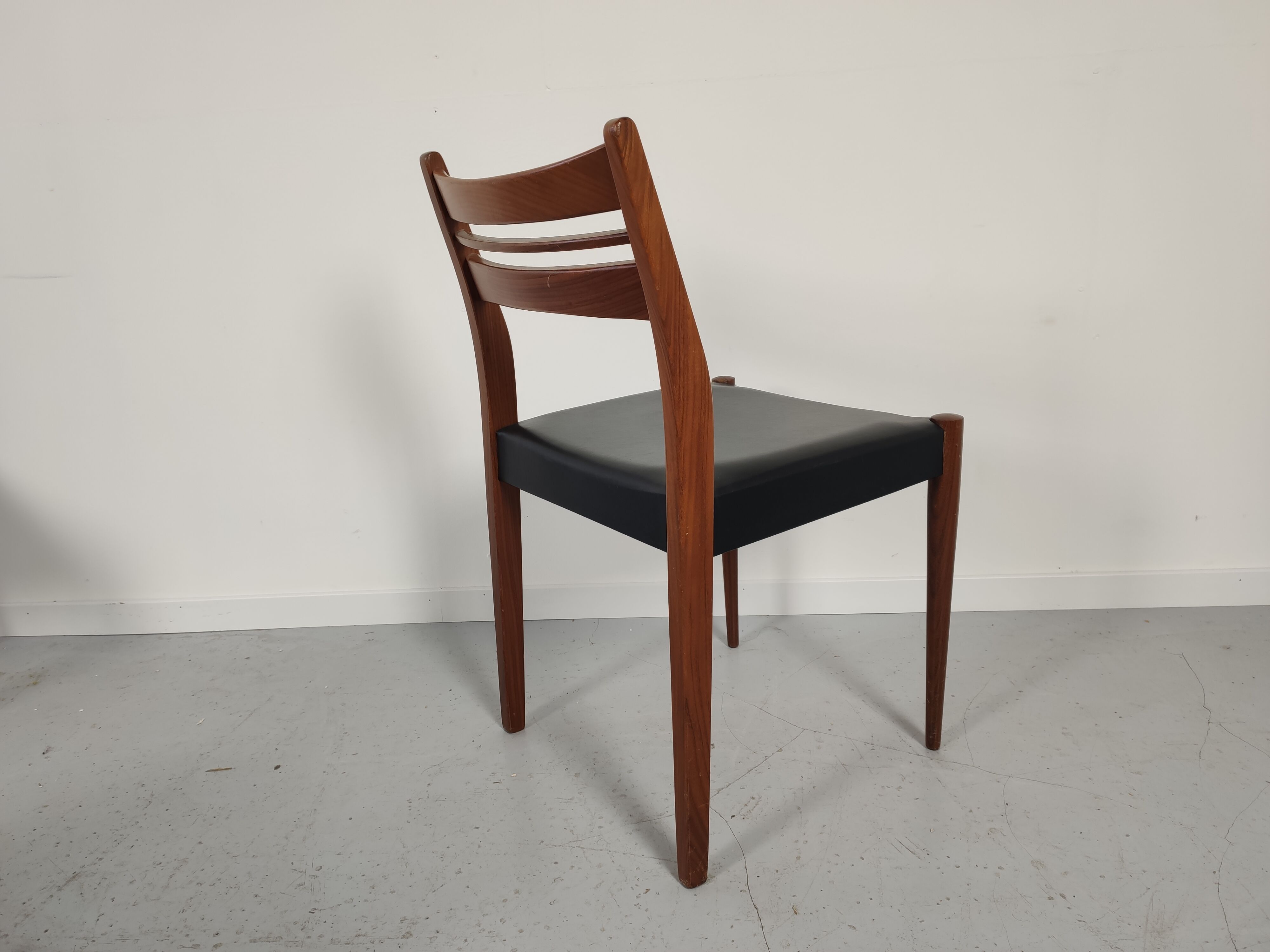 Lot of 6 vintage skai Scandinavian chairs 60s/70s