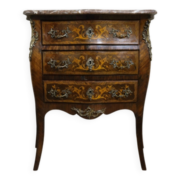 Commode sauteuse style Louis XV marquetée – 3 tiroirs – Plateau marbre