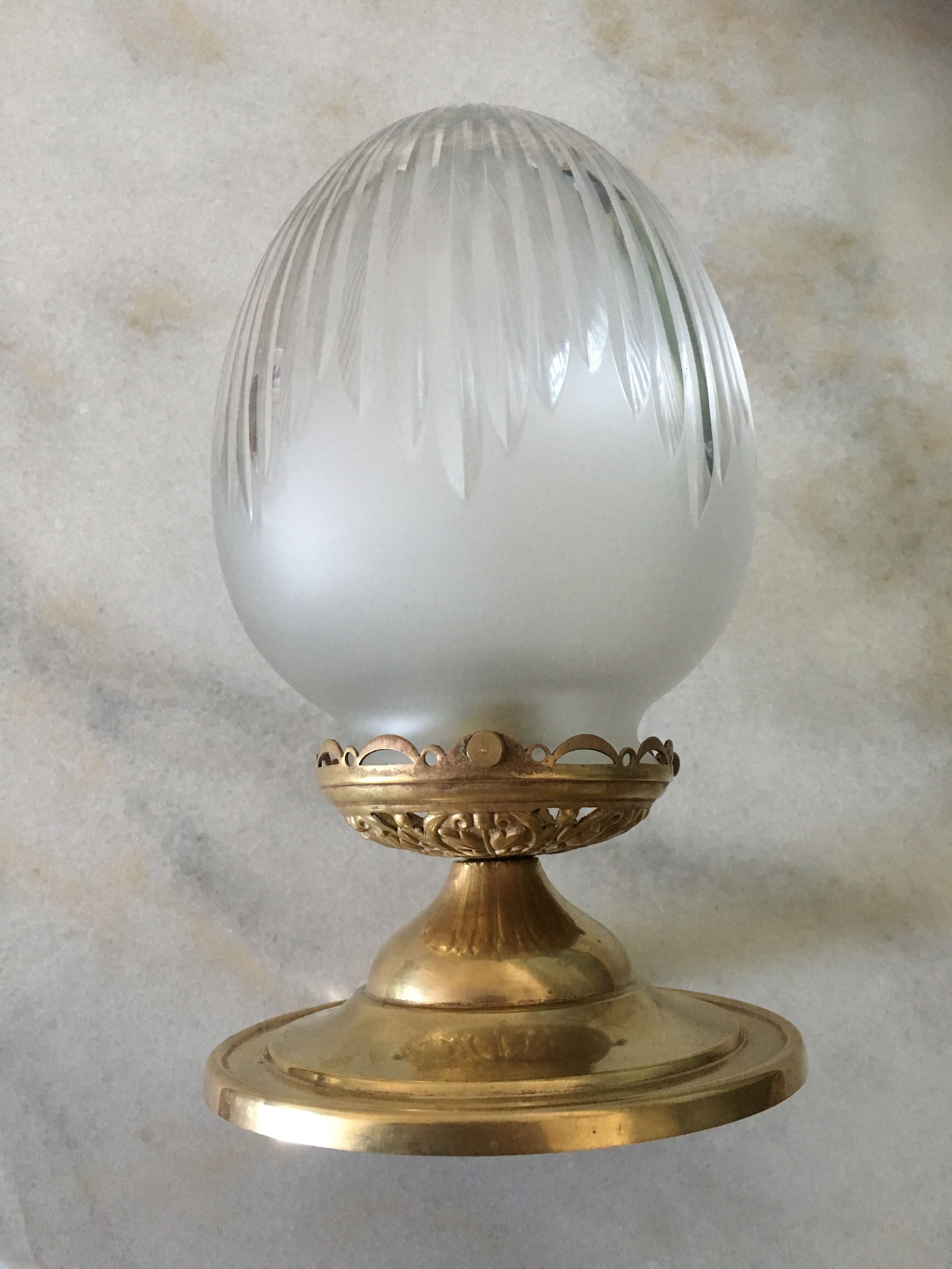 Plafonnier en forme d’obus en verre ciselé