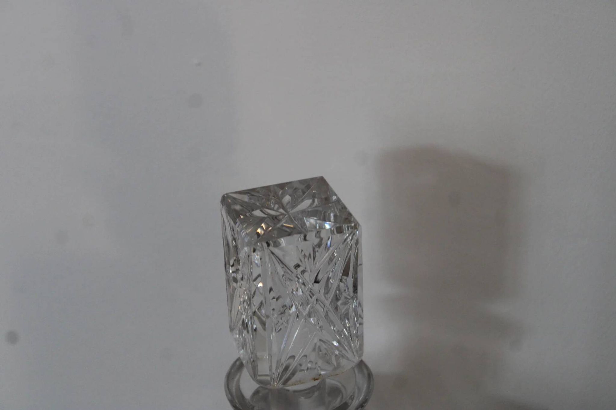 Carafe ancienne en verre taillé probablement en cristal – Motifs géométriques et bouchon assorti