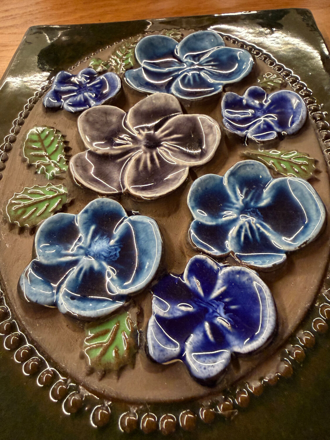 For sale: a set of 2 decorative plates by Jie Gantofta.