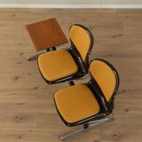 Space Age waiting bench by Drabert