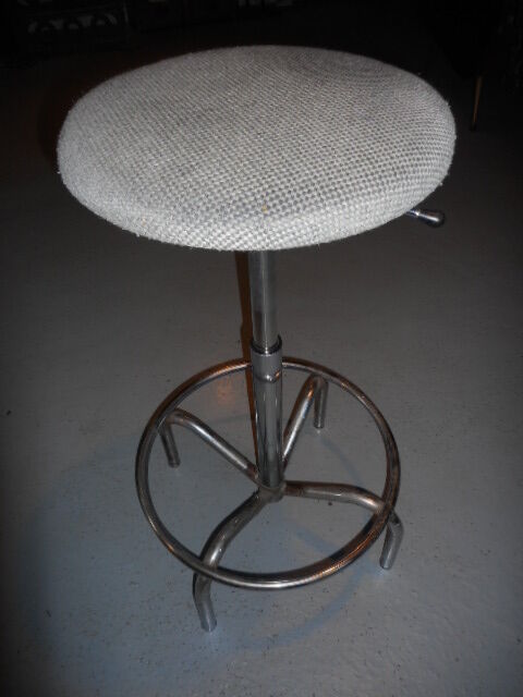 Undue adjustable stool. Kor
