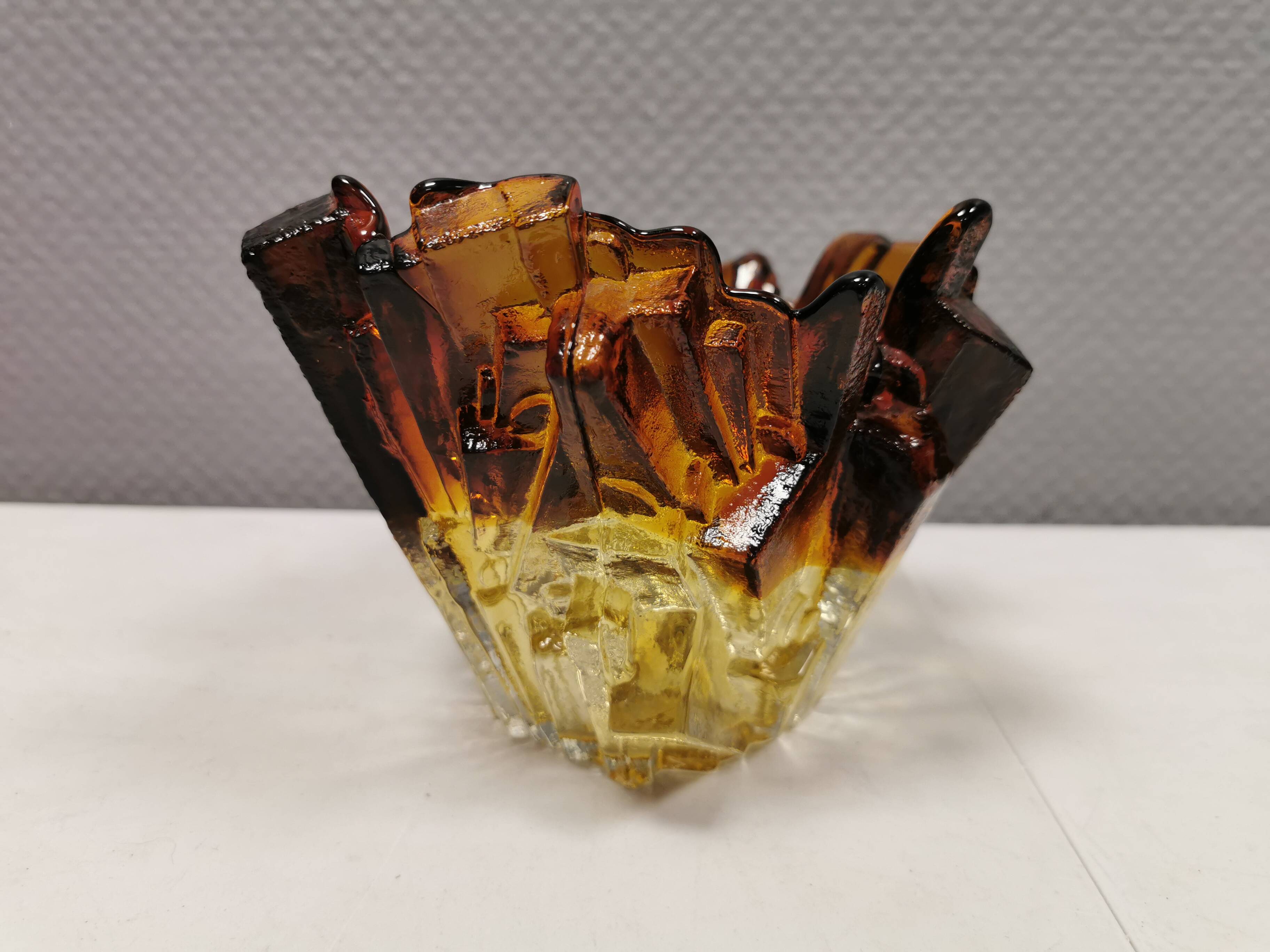 Glass bowl designed by Pertti Santalahti for Humppila Glas Finland 1960-170s.