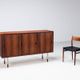 Buffet inhabituel en palissandre avec pieds en métal Danemark 1960