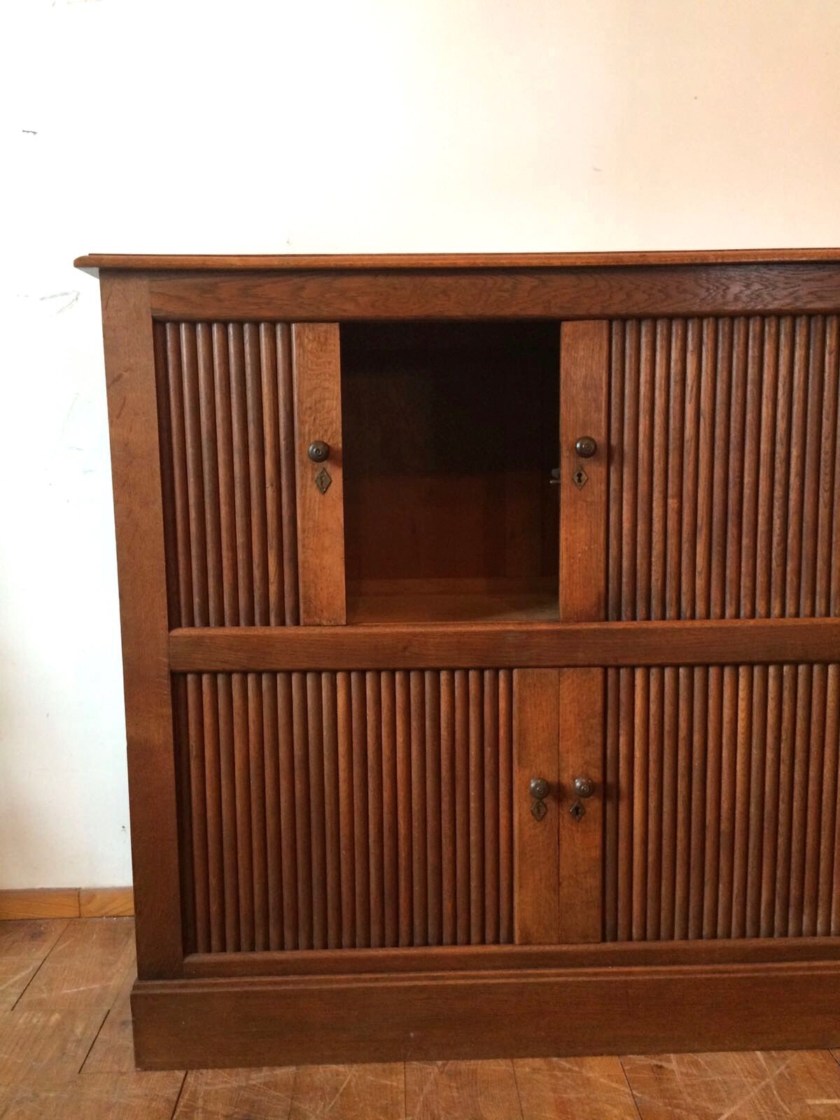 Meuble à rideaux