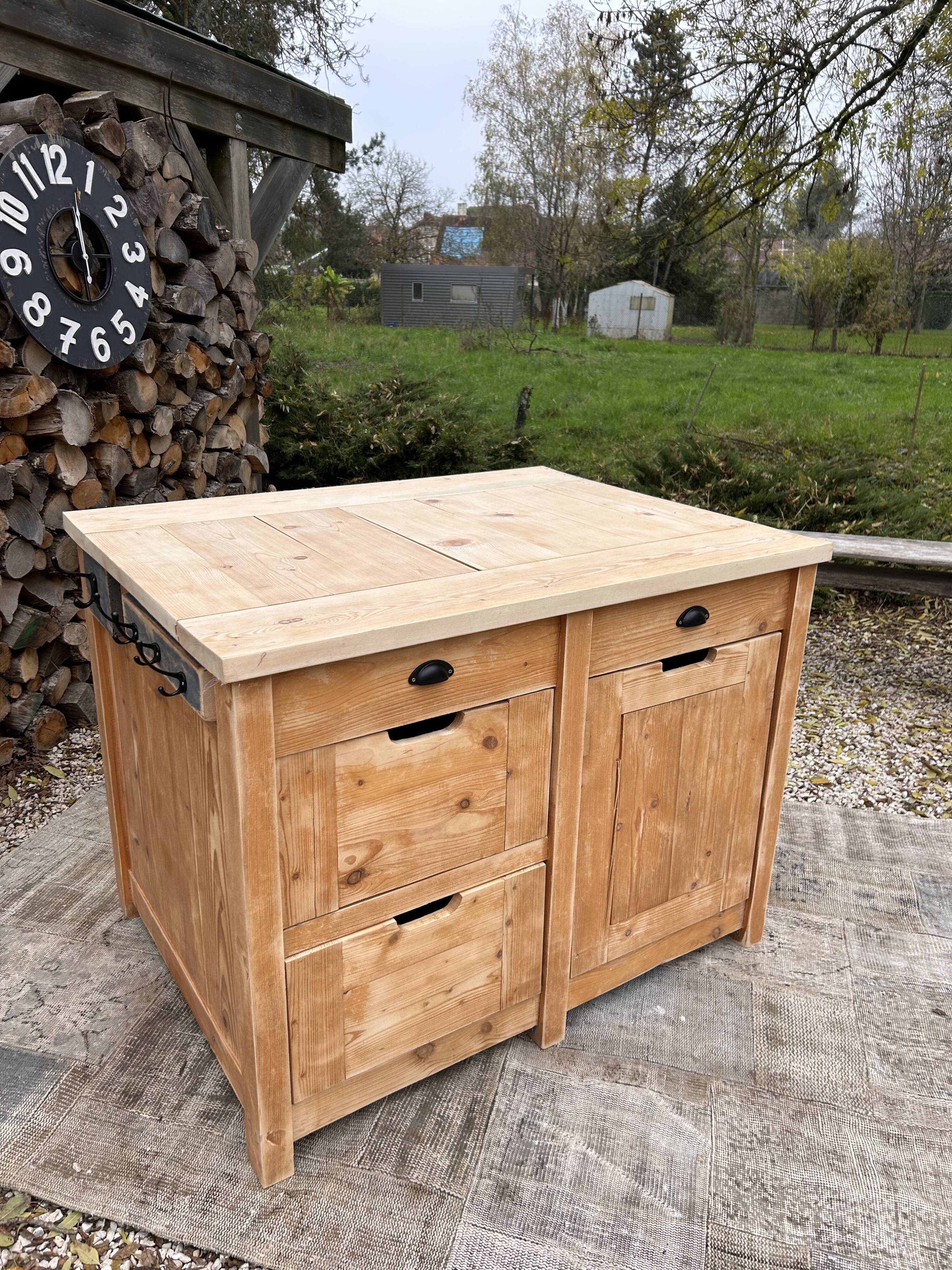 Central island / Saucepan storage unit