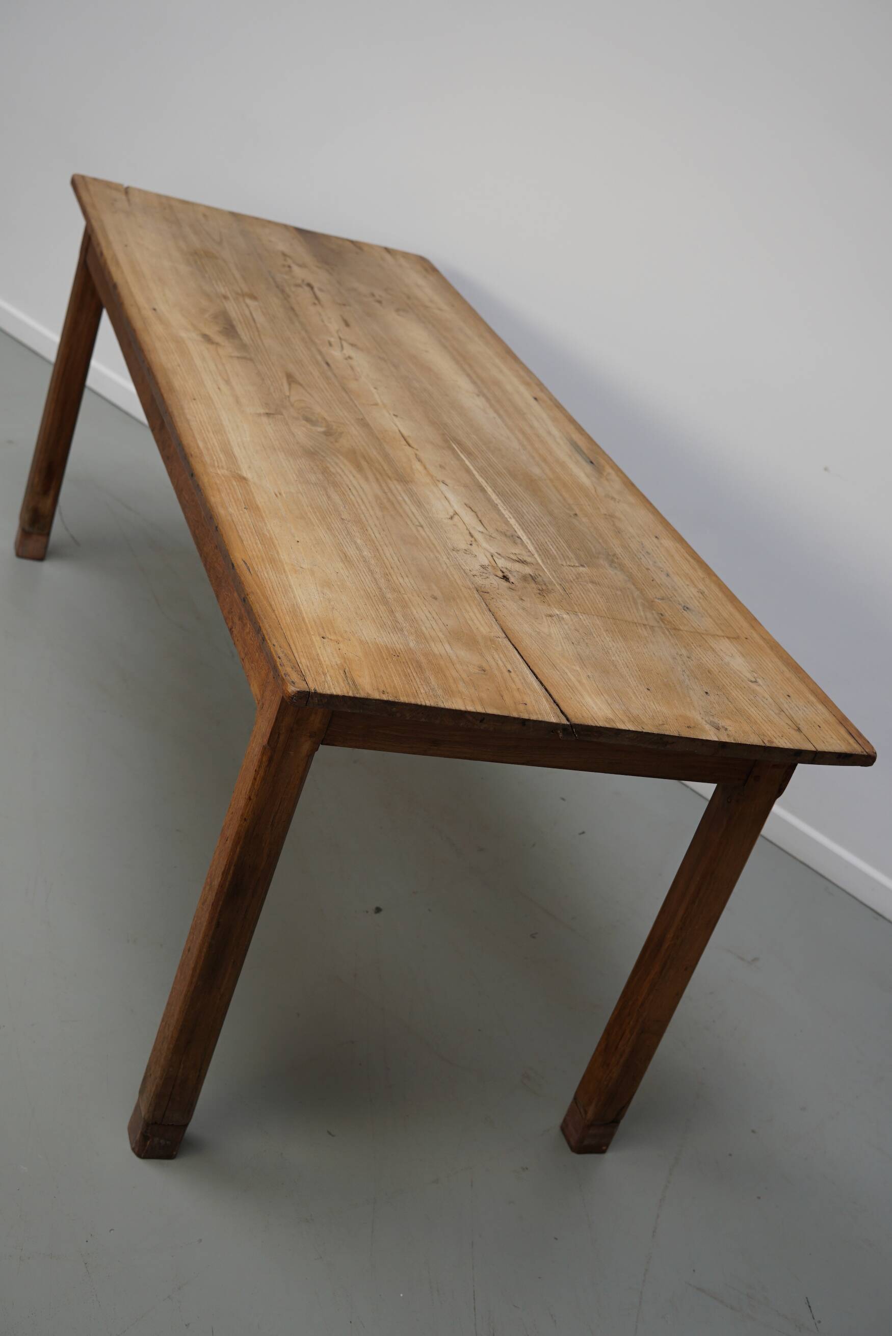 Table à manger rustique en chêne antique du début du 20e siècle.
