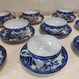 Magnifique Service de 12 Tasses et Soucoupes en Porcelaine