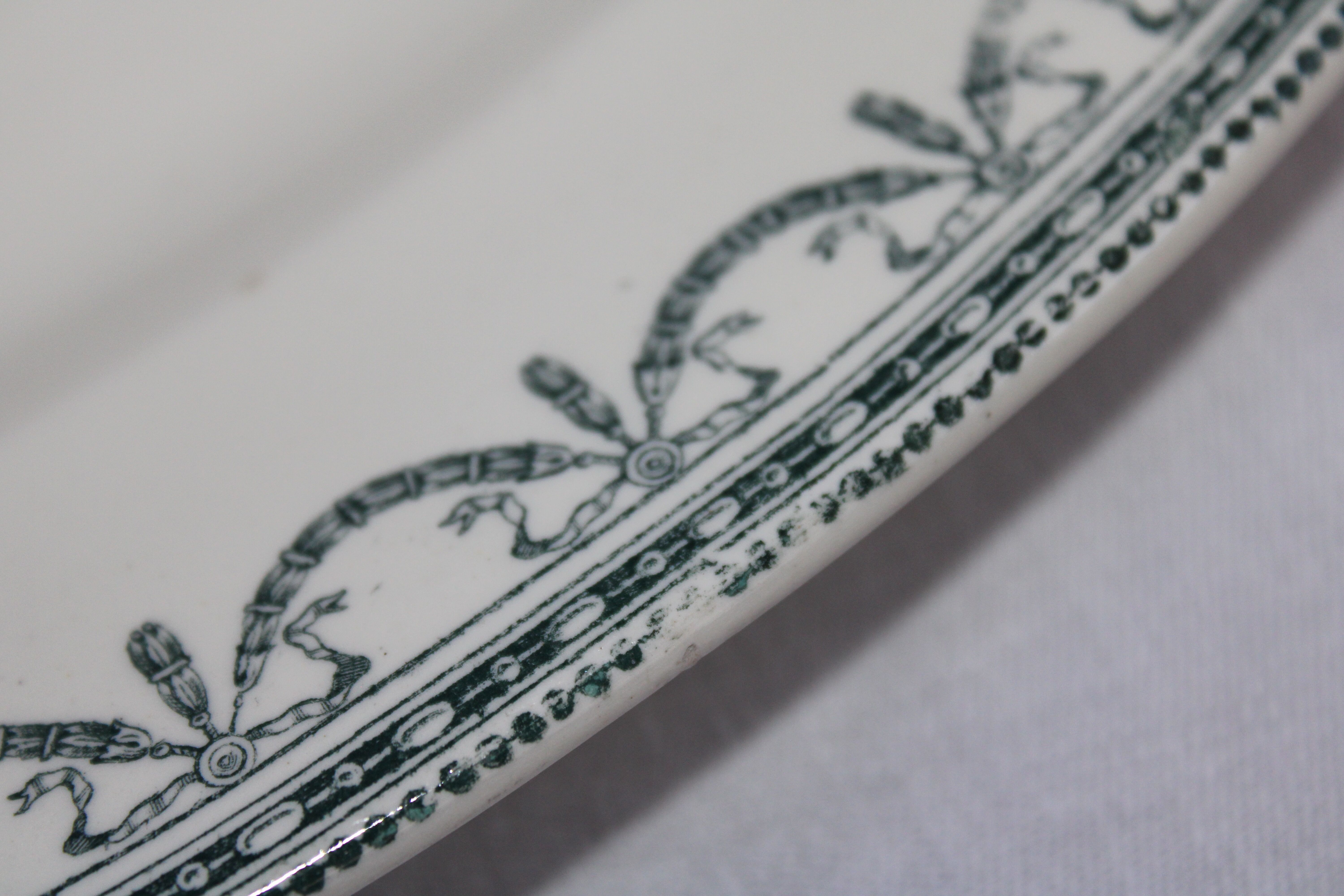 Oval plate in earthenware decoration garland Louis XVI green