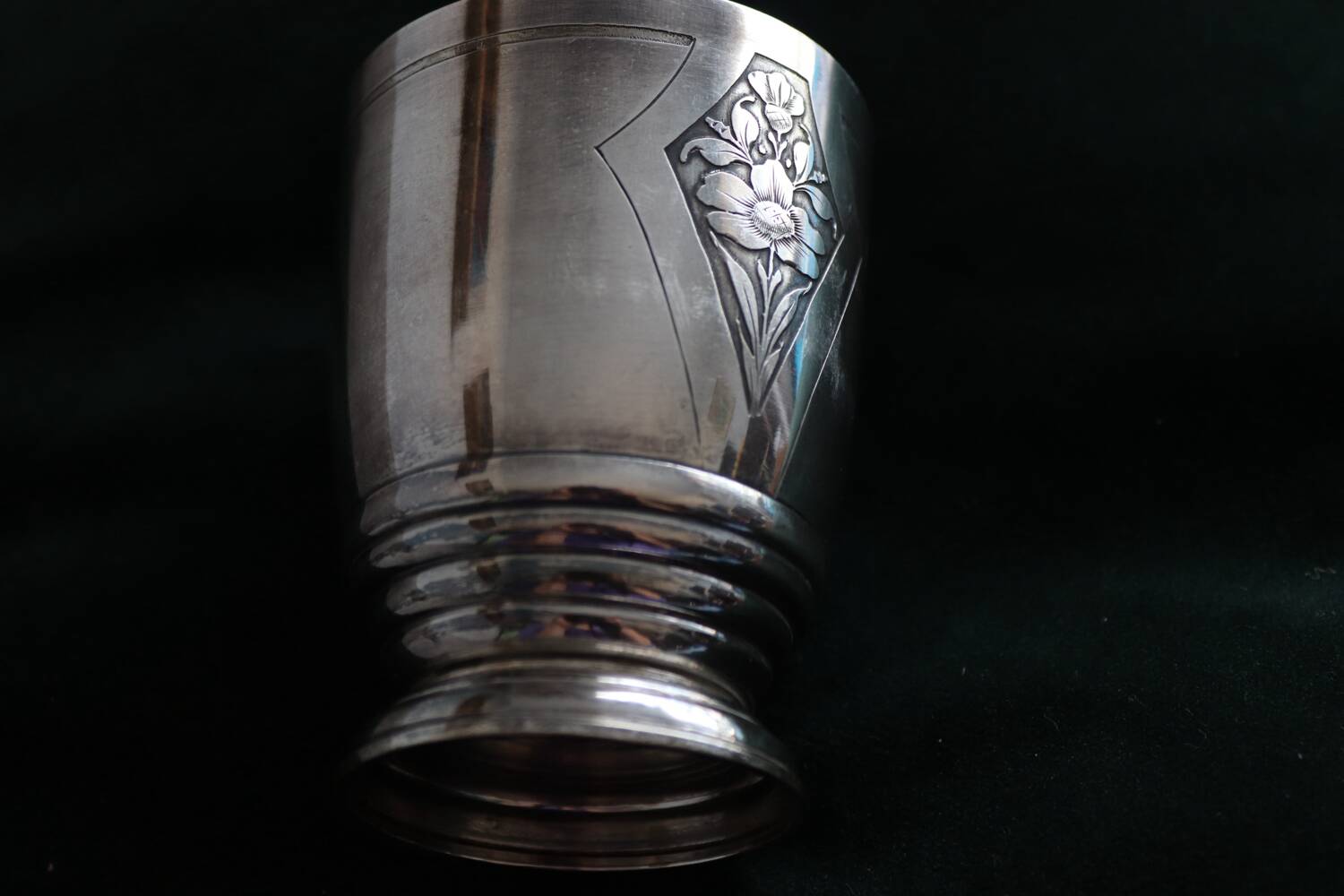 Timbale ancienne en métal argenté à décor Art nouveau