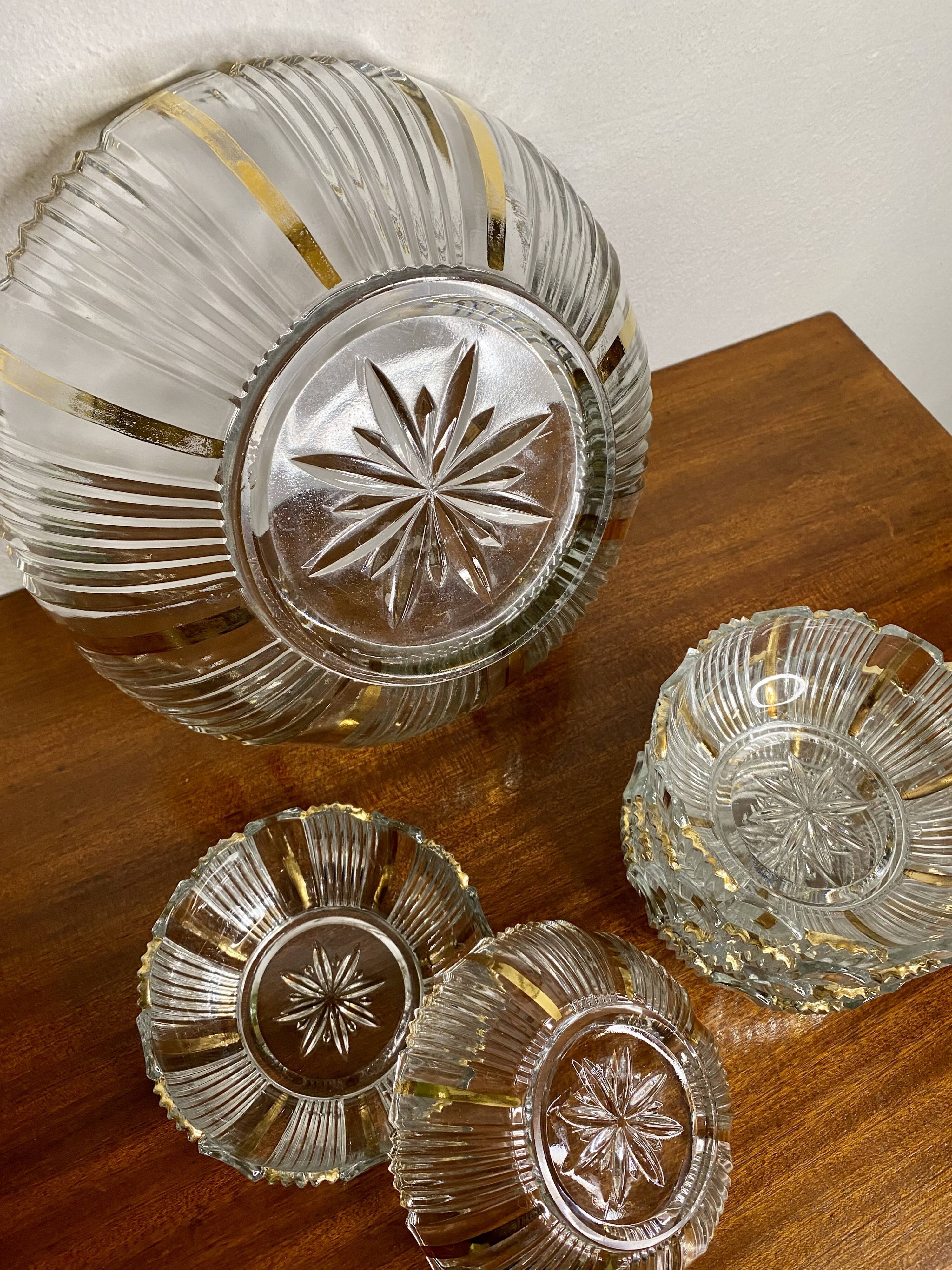 Salad bowl and its golden cups