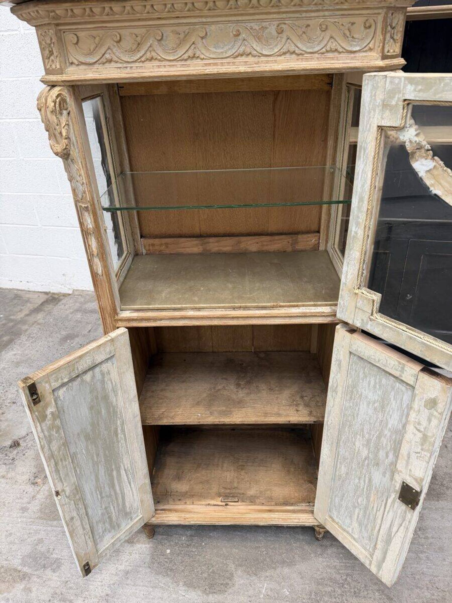 Louis XVI display cabinet from the early 20th century.