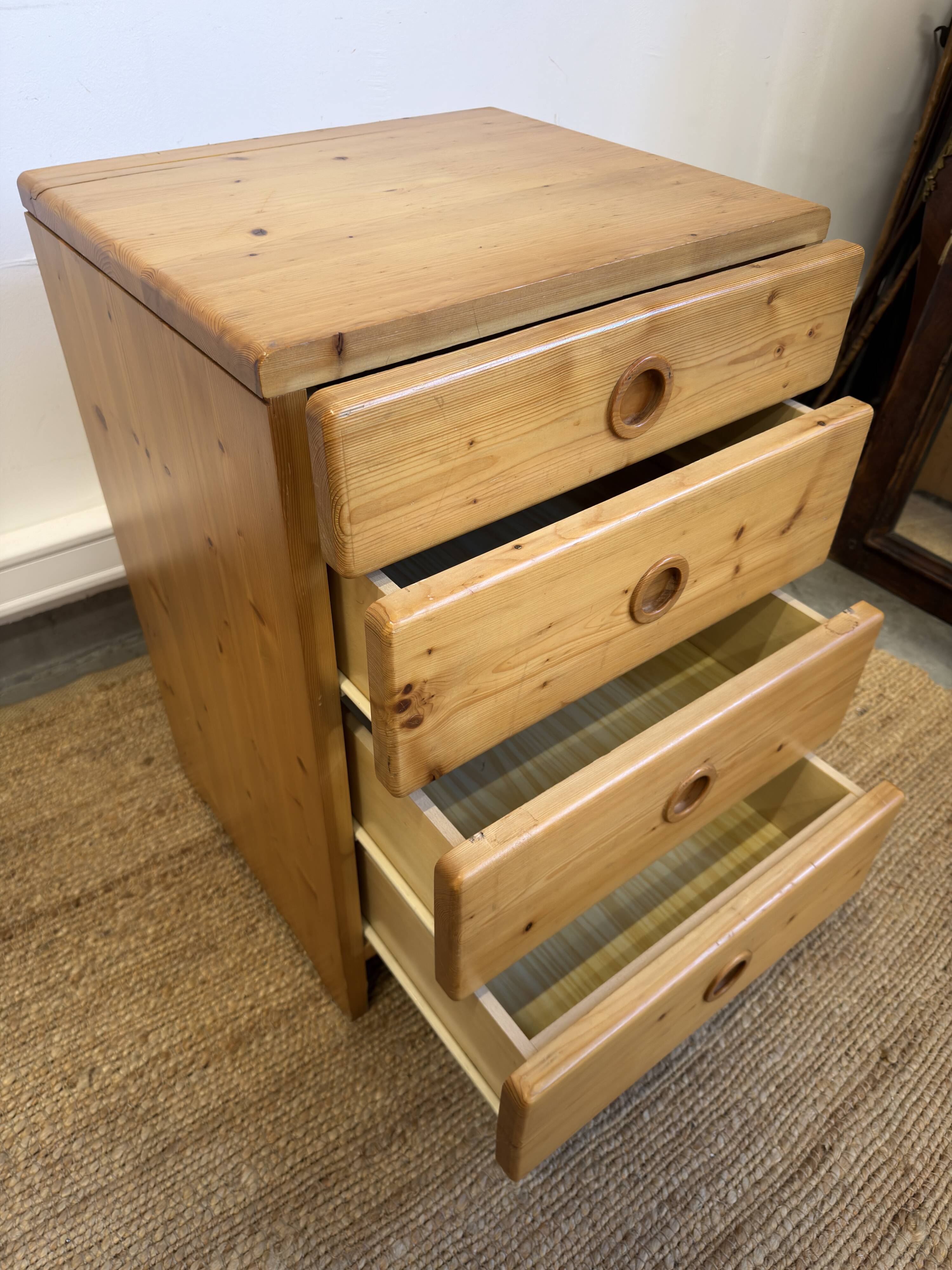 Commode Charlotte Perriand "Les Arcs" en pin massif – 4 tiroirs – Années 19
