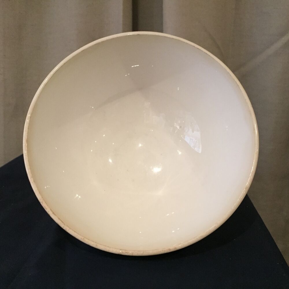 Duo of vintage bowls old white and brown