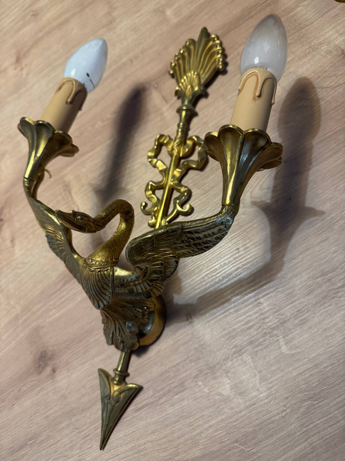 Paire d’appliques style Empire, cygne aux ailes déployées