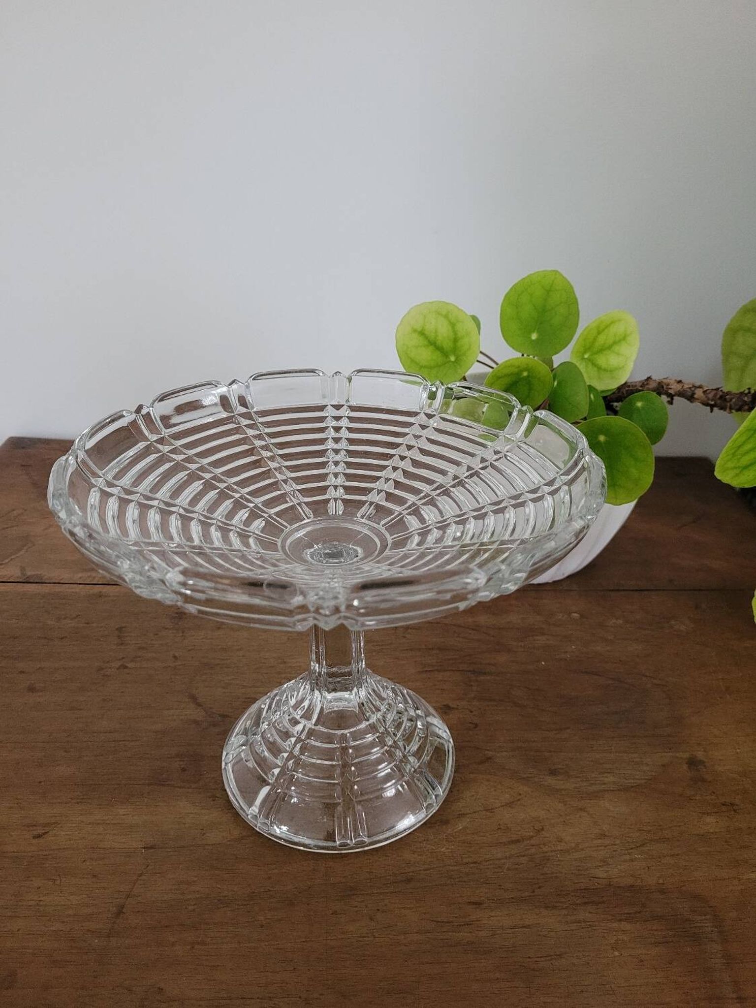 Stemmed glass bowl