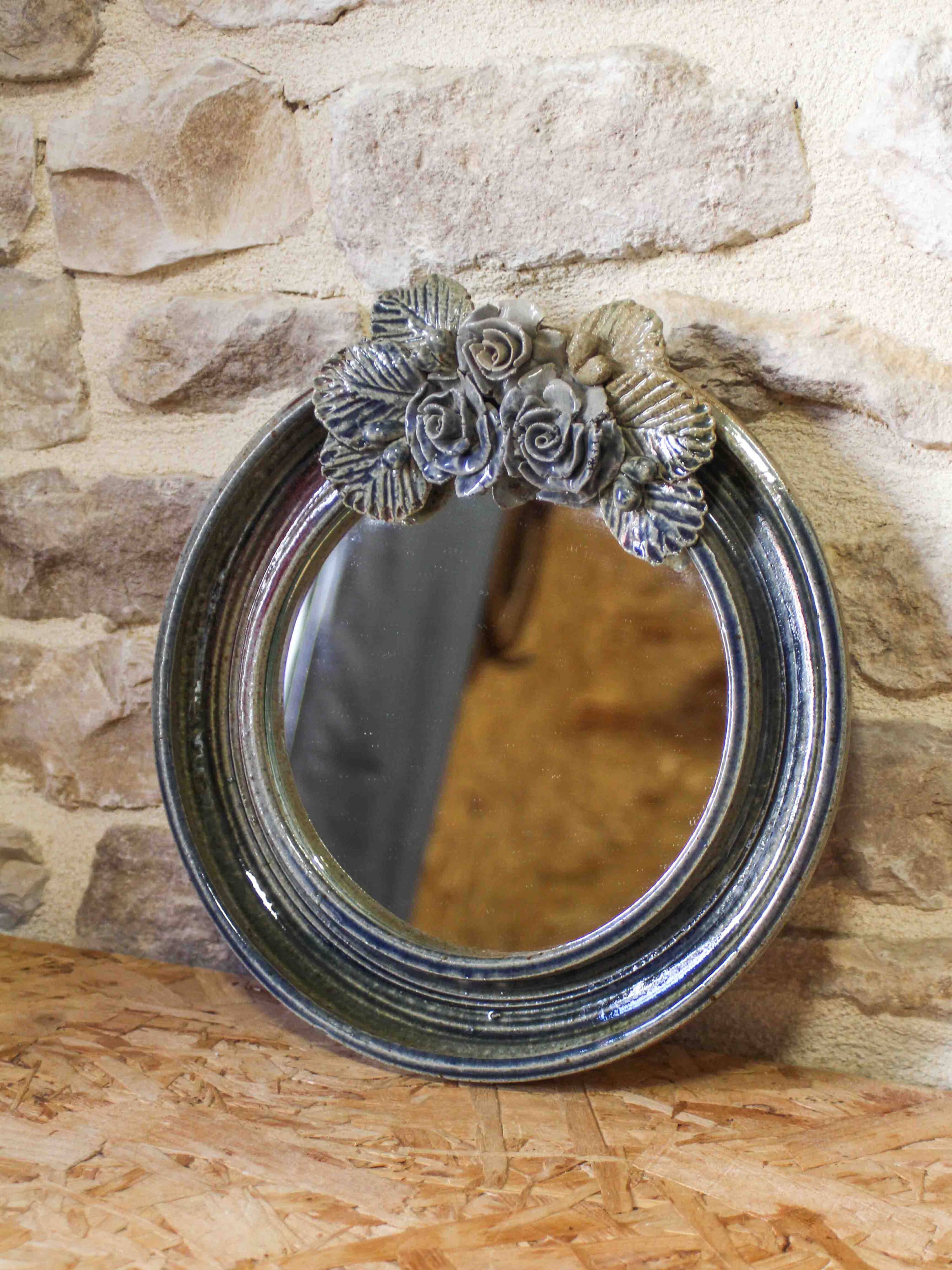 Round ceramic mirror with flower decoration by Catido