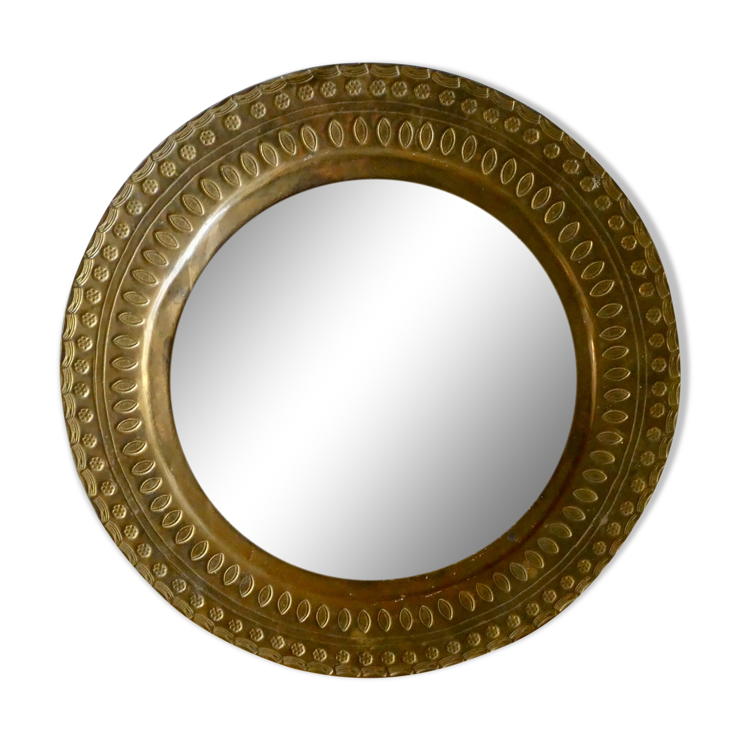 Hammered brass mirror from the 70s, 28 cm