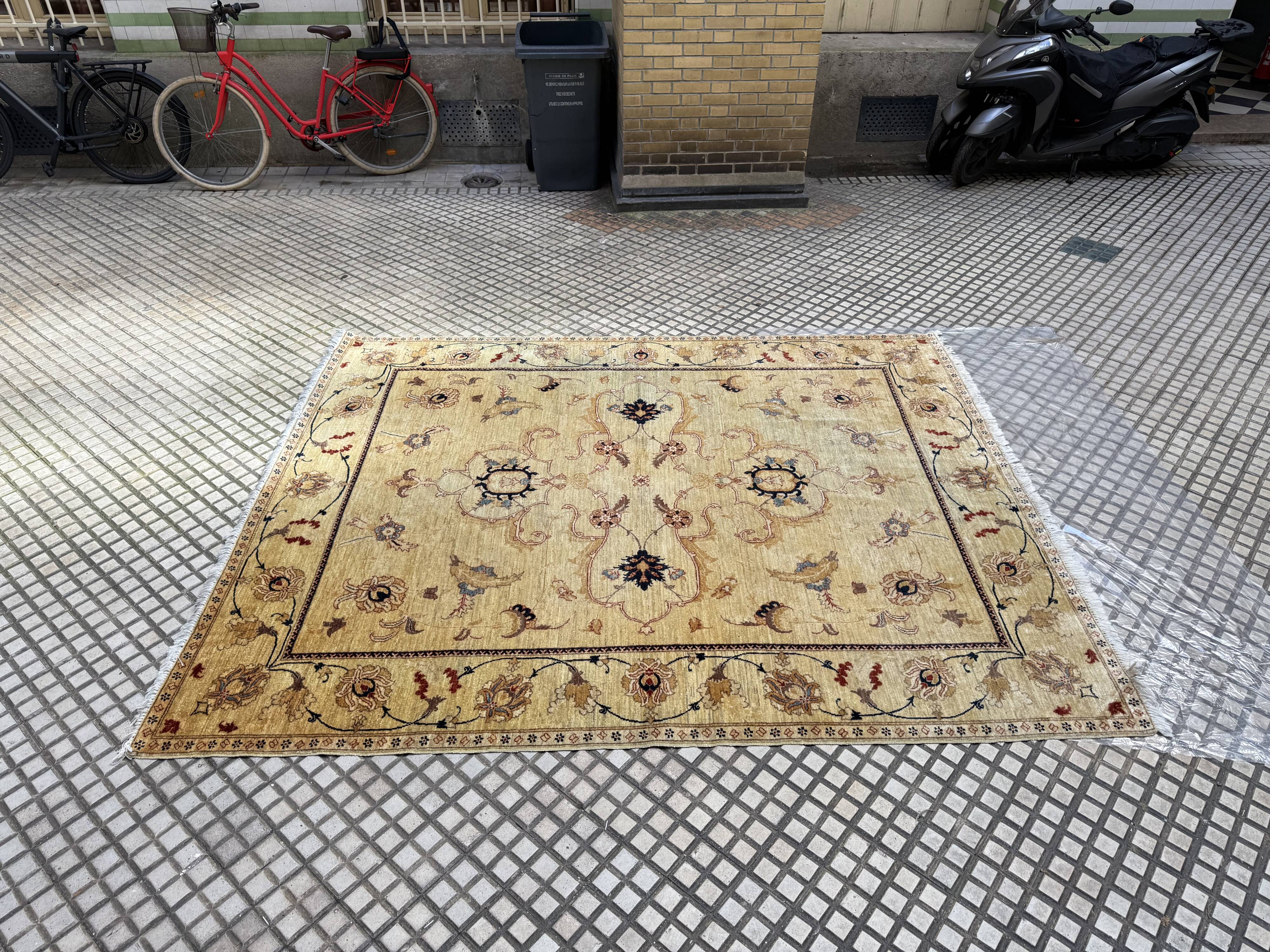 Tapis d’Orient noué main en laine, 287 × 237 cm