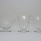 9 verres anciens gravés à décor de feuilles
