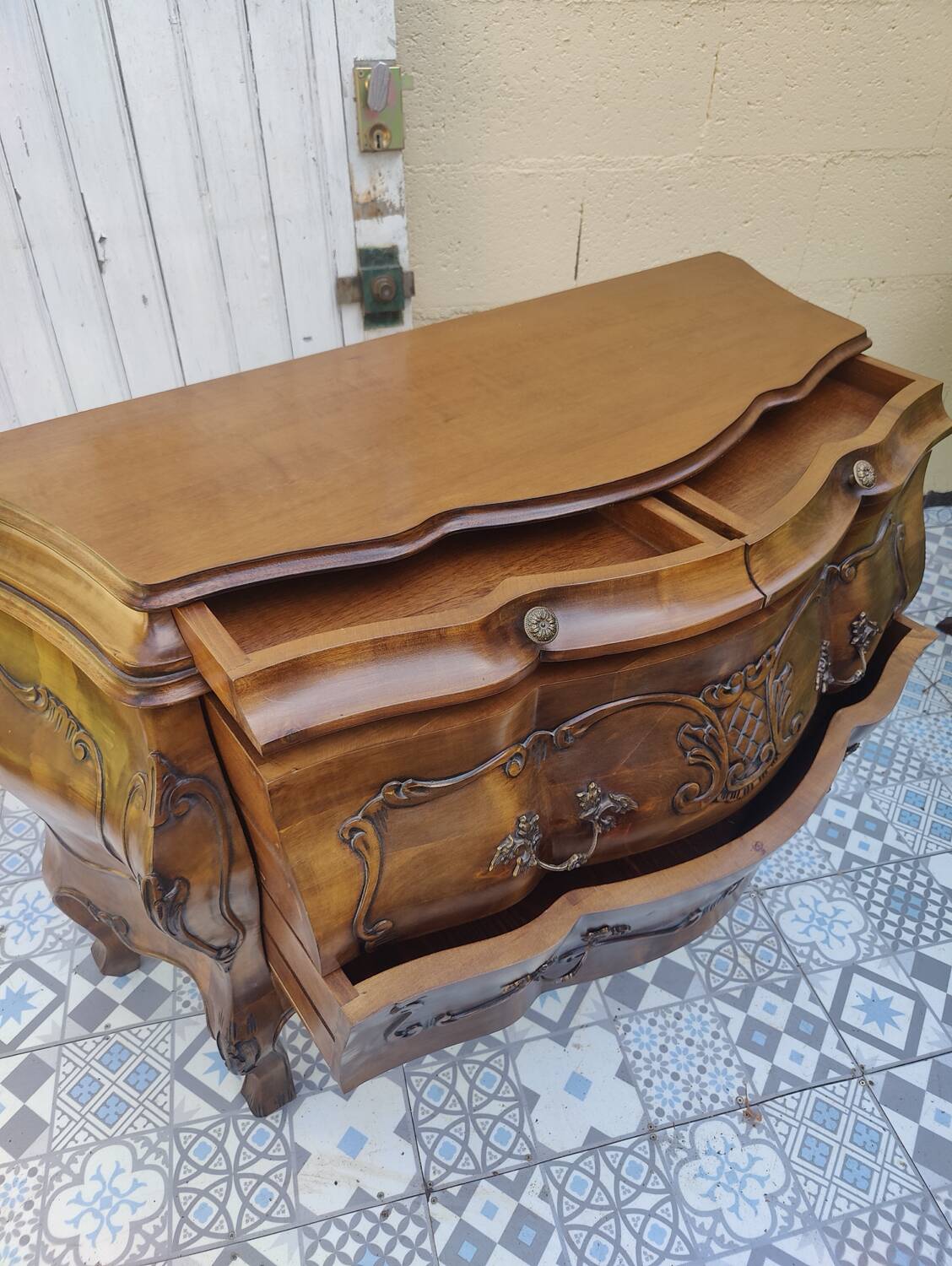 Tomb-shaped chest of drawers in perfect condition