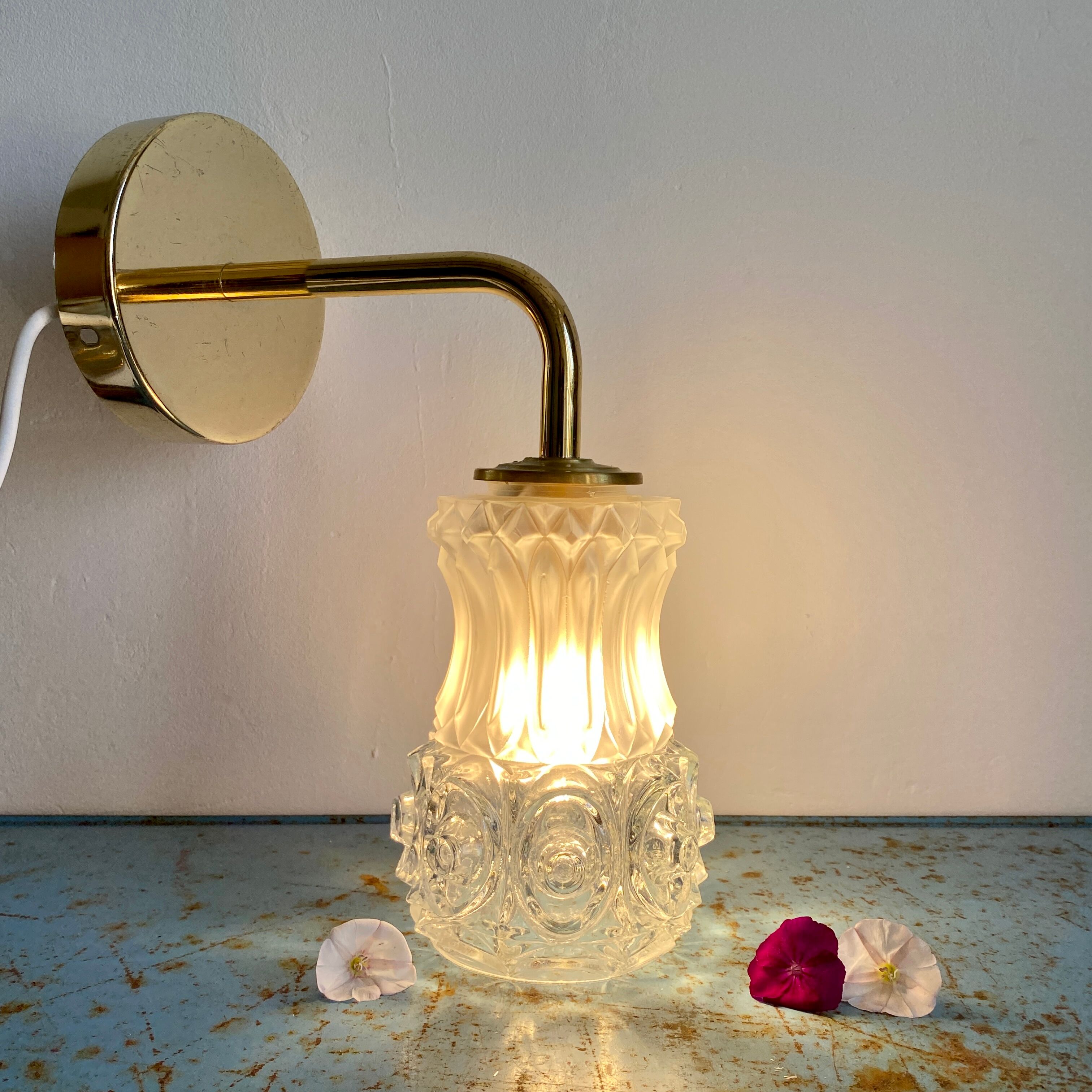 Vintage tulip wall lamp in molded glass