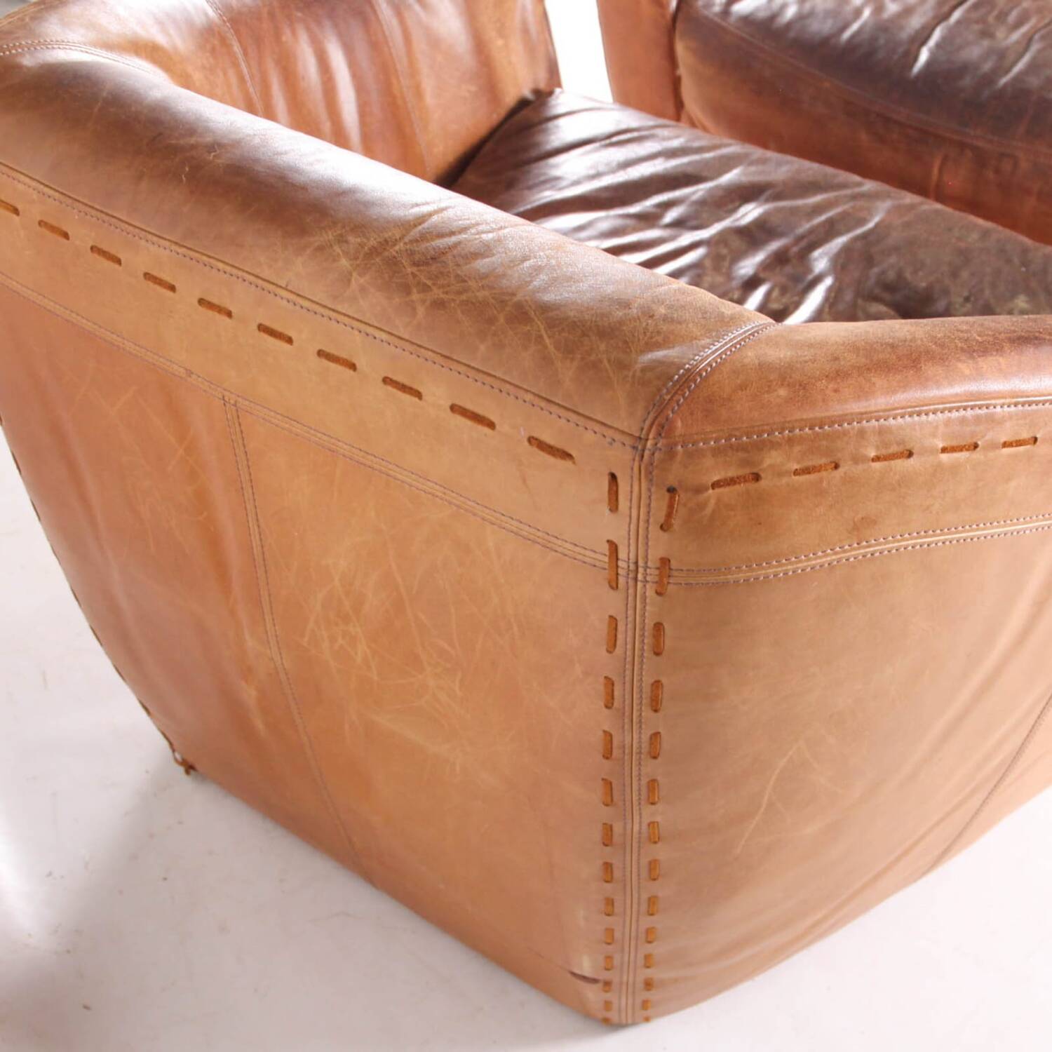 Grands fauteuil et ottoman en cuir