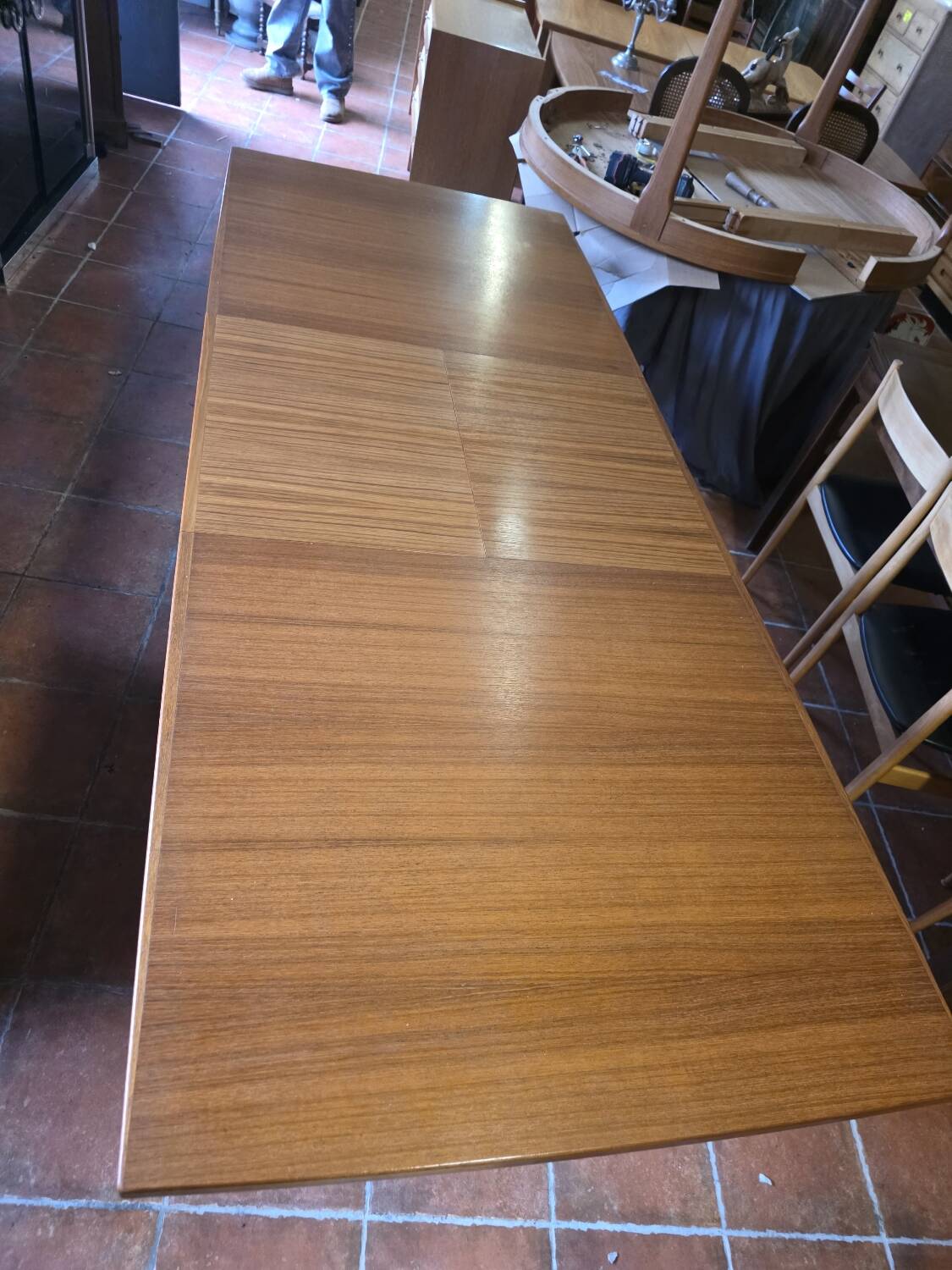 Table scandinave galbée extensible papillon en teck années 60