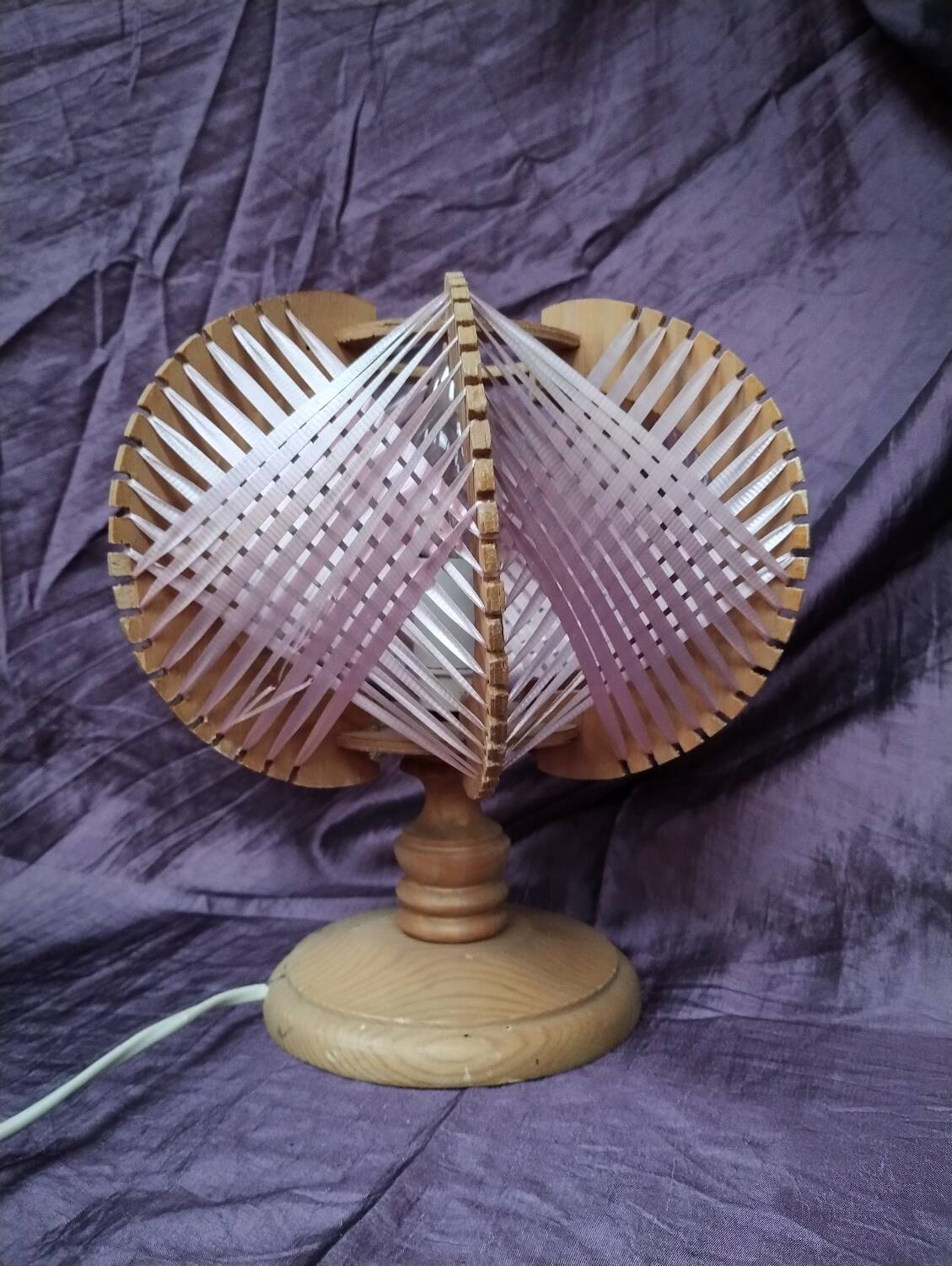Scandinavian table lamp in vintage wire and wood from the 70s
