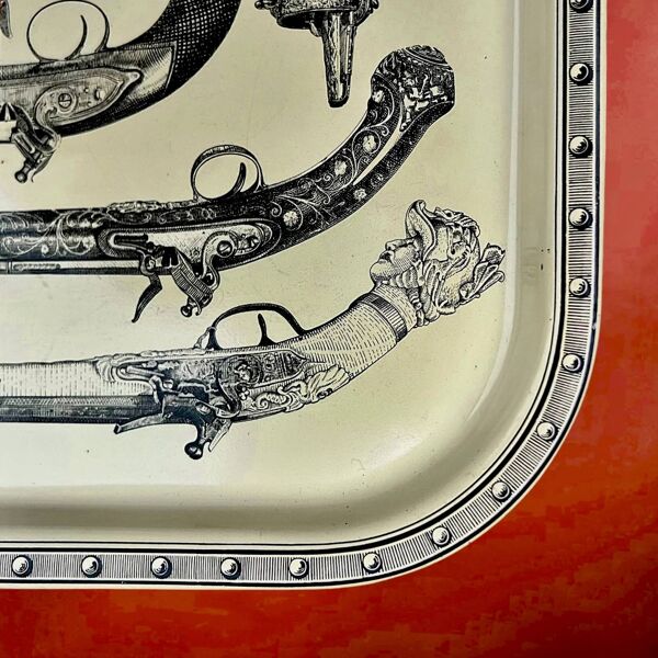 Plateau vintage Fornasetti décor pistolets anciens – design italien années 1960