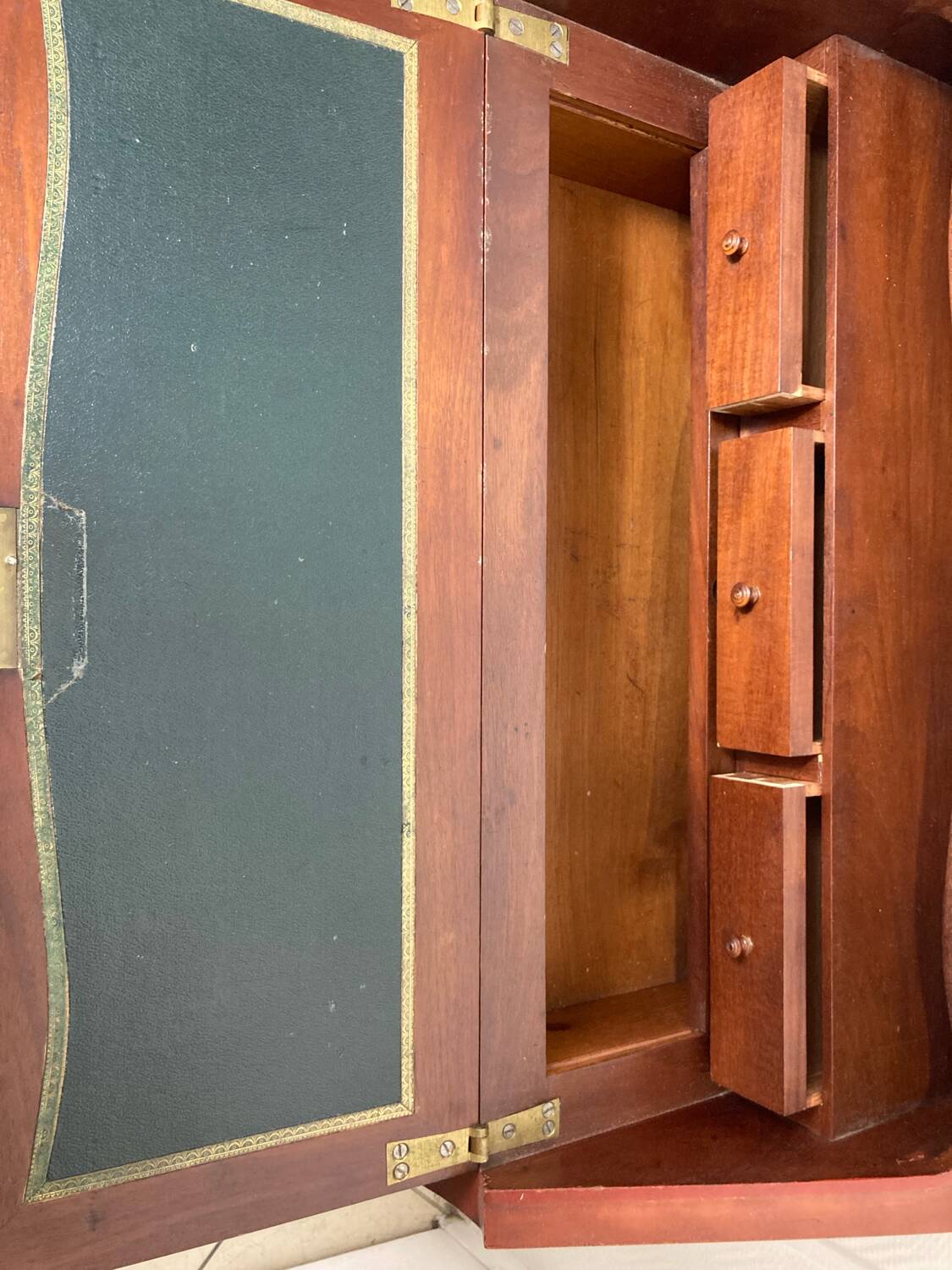 Asian style secretary