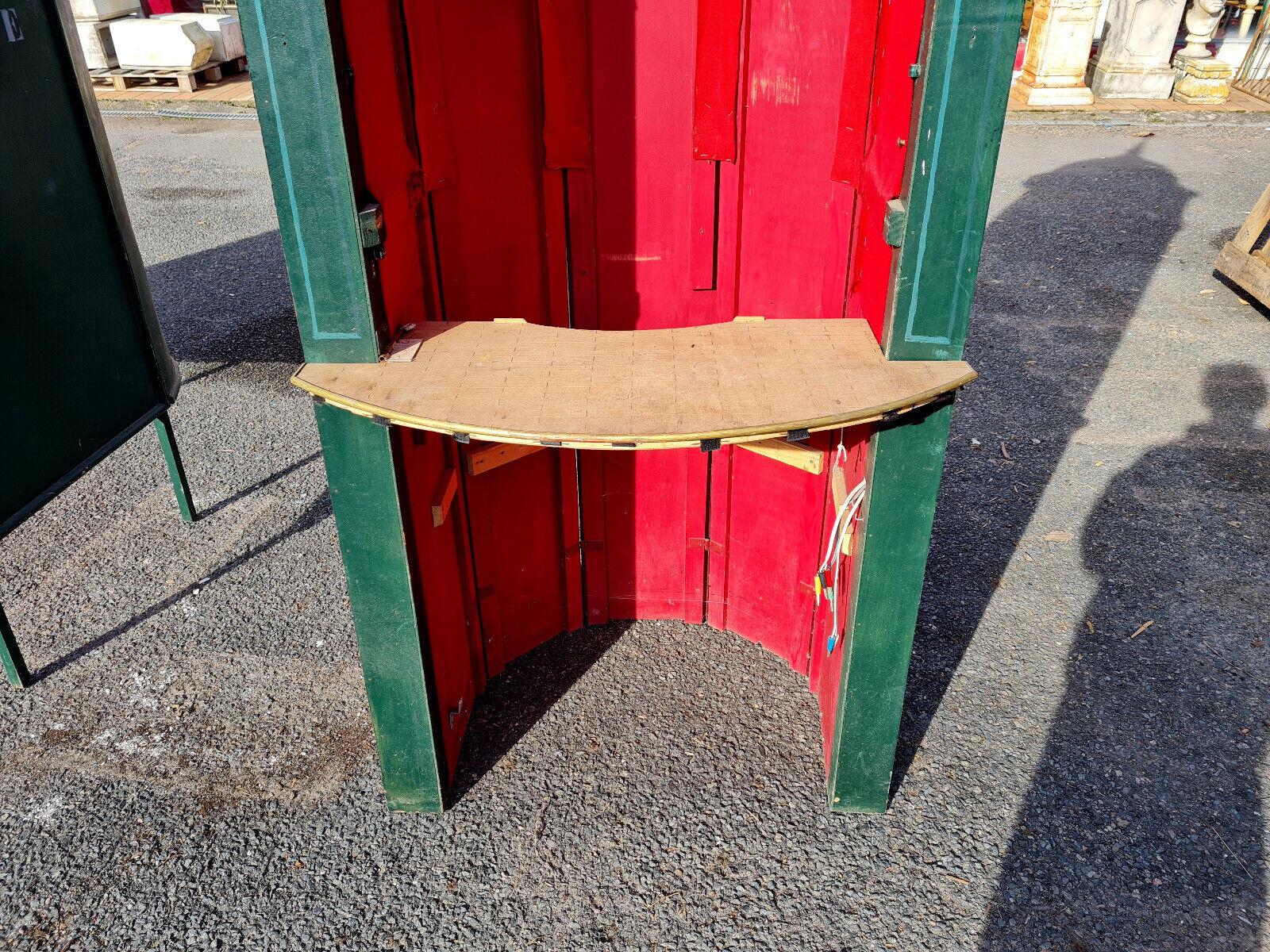 Public edicule made in sets for a former theater of Franche Comté