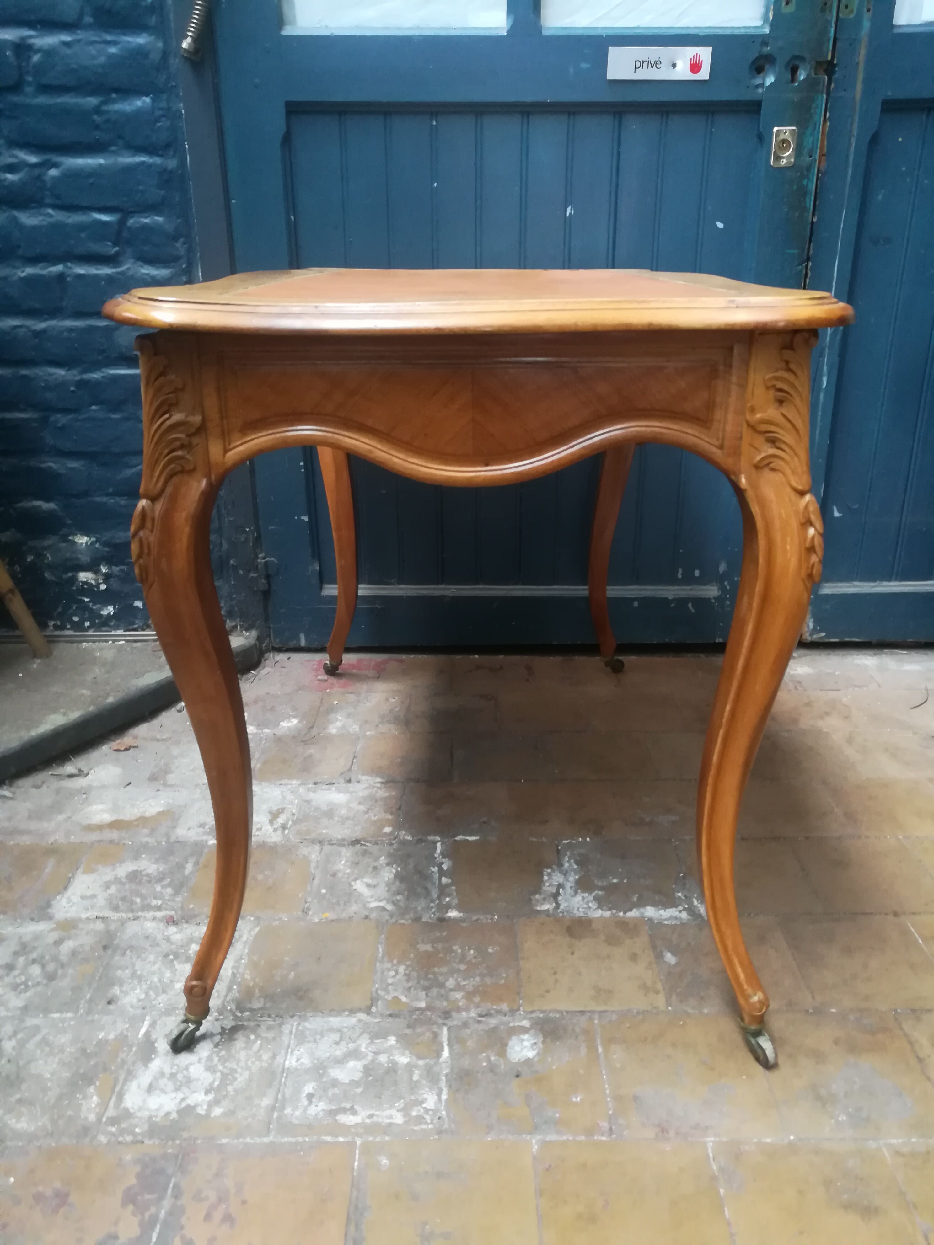 Louis XV style flat desk in walnut and leather