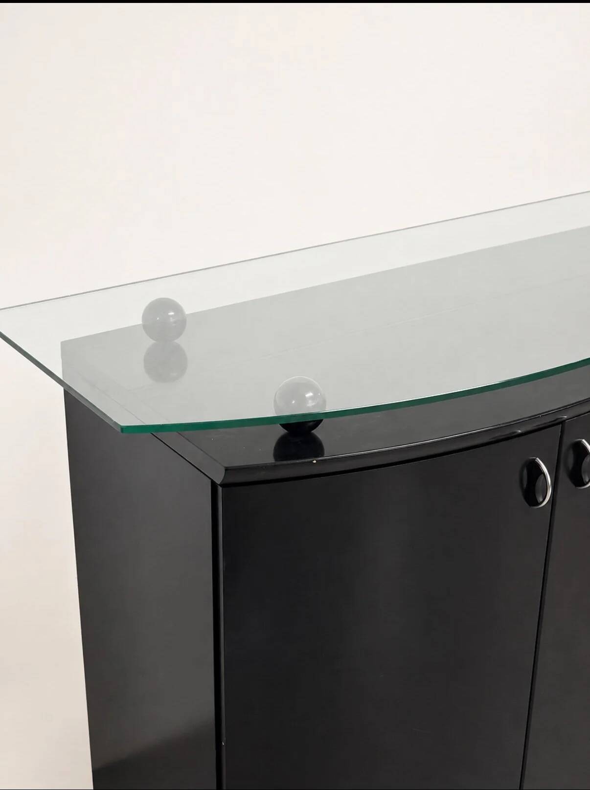 Buffet postmoderne en laque noire avec plateau en verre sur pieds boule