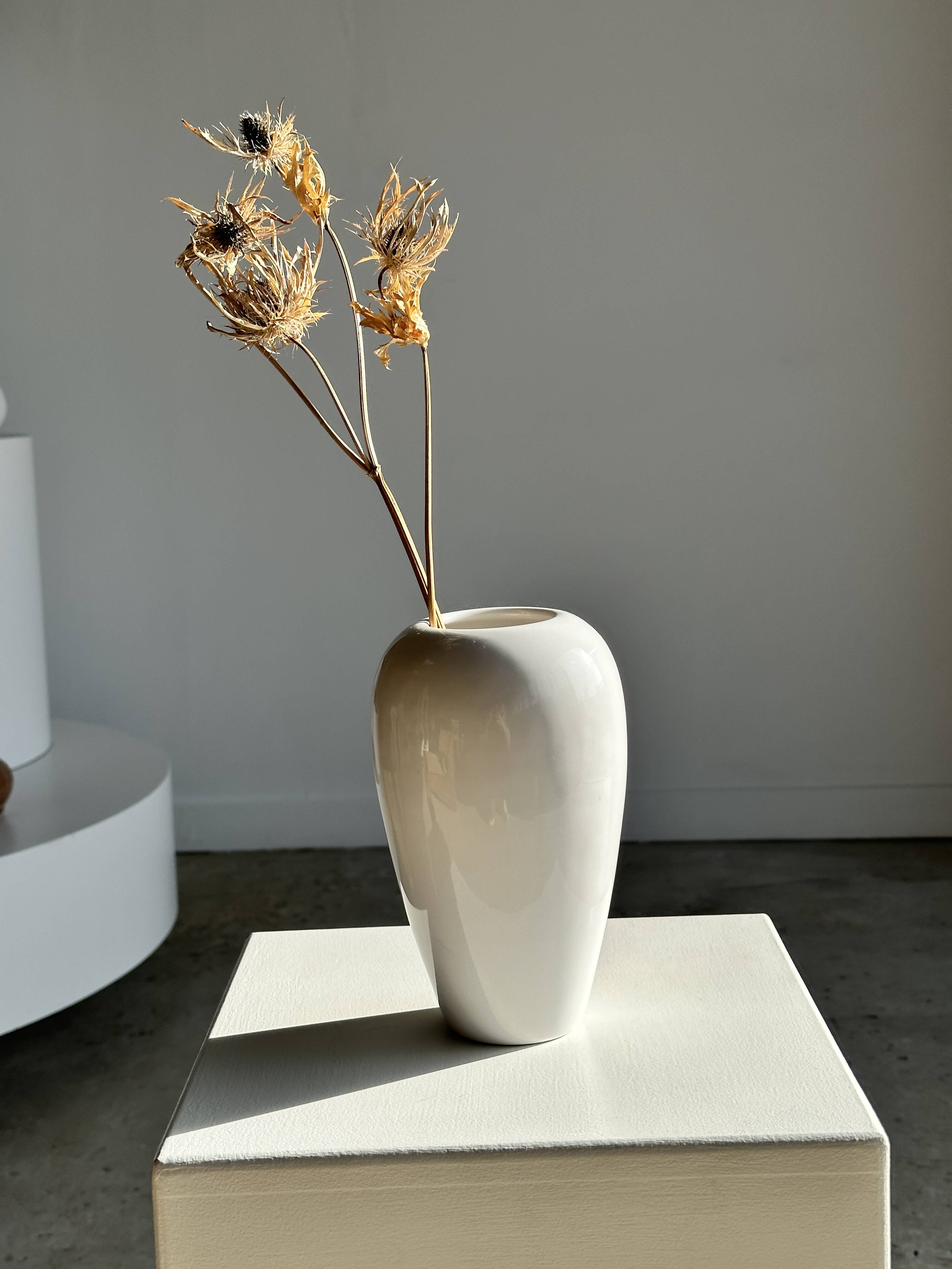 Oblong white vase H:20cm