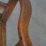 Fauteuil ancien en chêne anglais du XVIIIe siècle avec accoudoirs et ornement