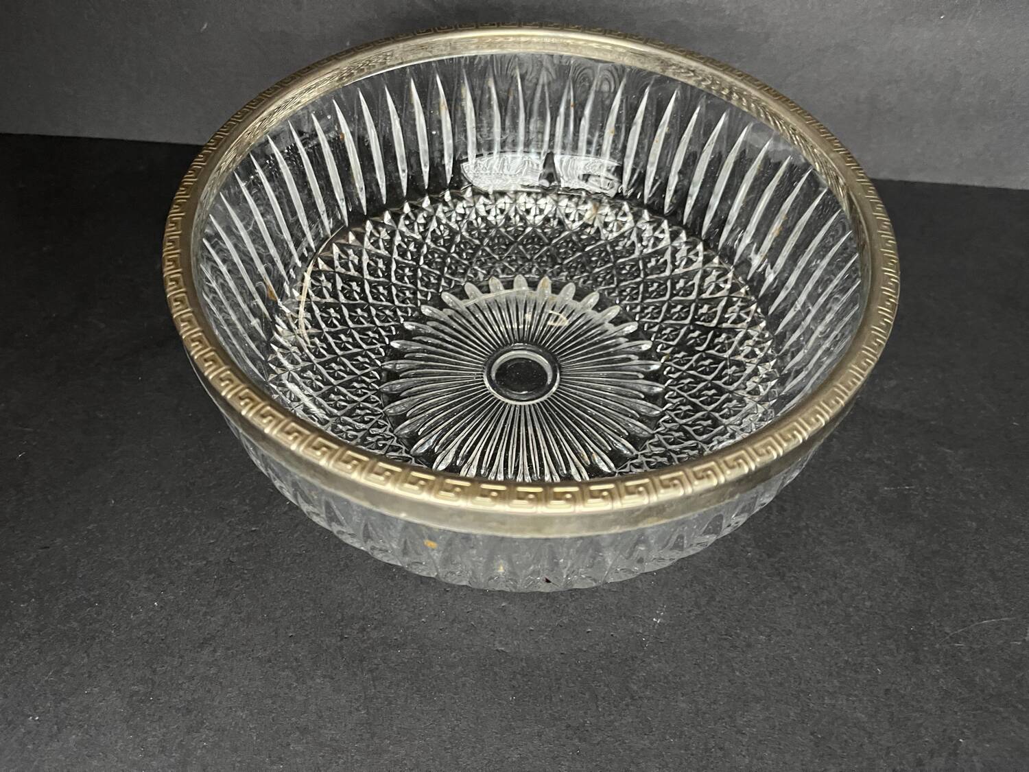 Coupe ou saladier en verre taillé