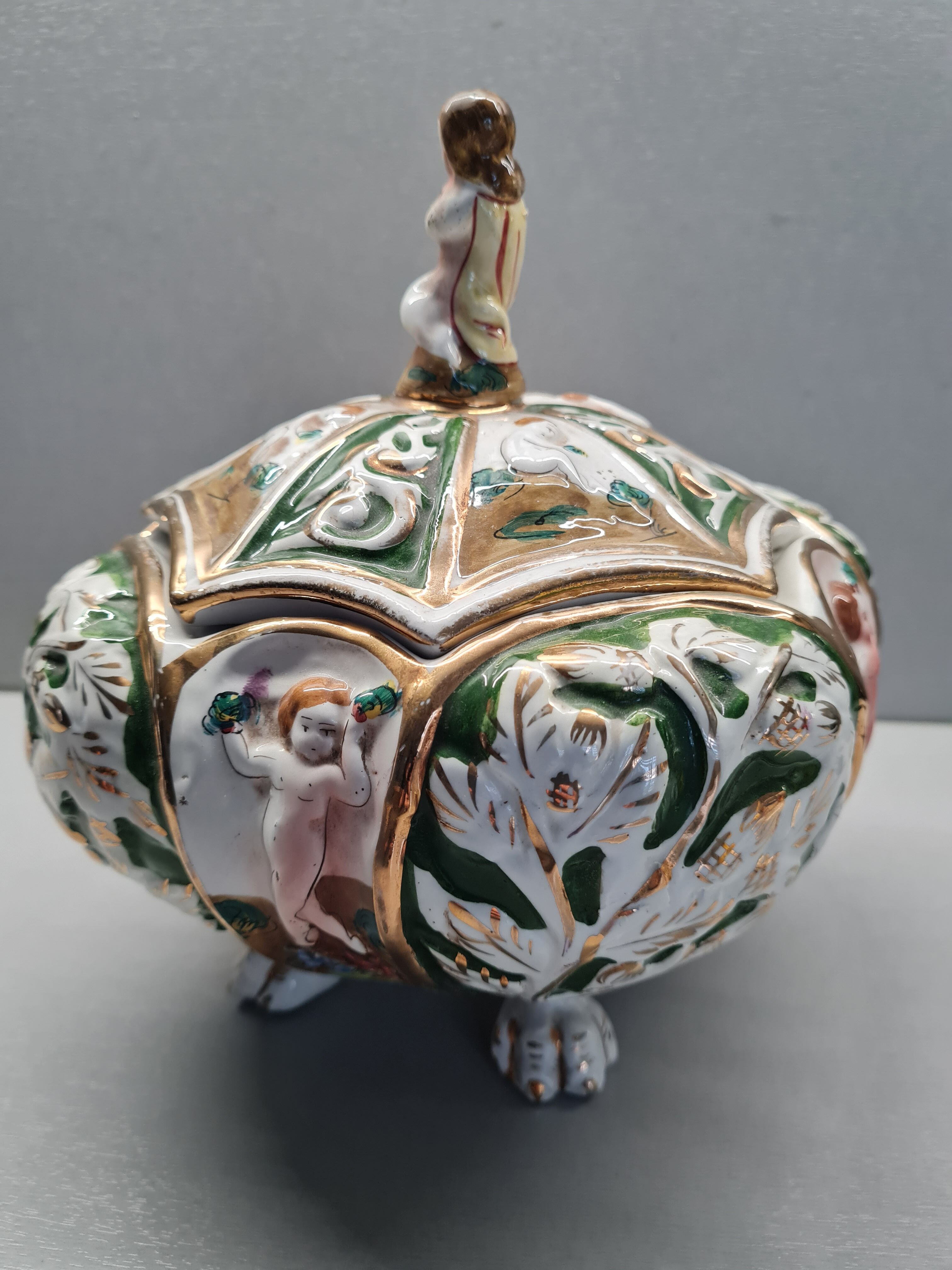 Soupière sur pied de lion en céramique Italienne, style antique capodimonte
