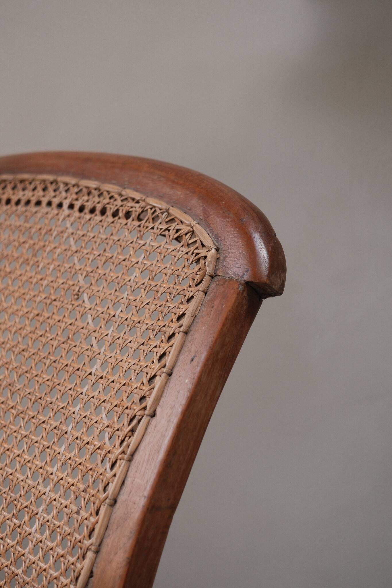 Fauteuil avec assise en cannage et accoudoirs pivotants