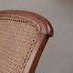 Fauteuil avec assise en cannage et accoudoirs pivotants